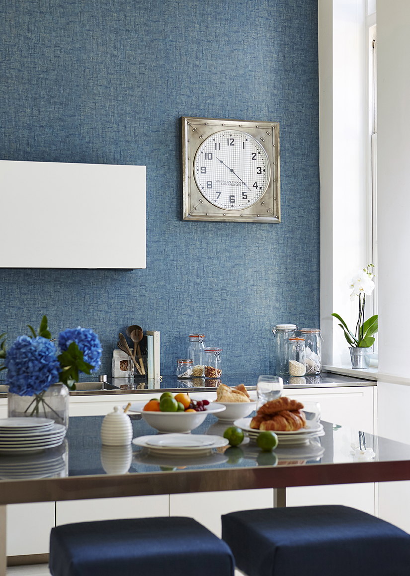 LUN VEGG: I et rom med mange glatte og blanke flater kan et tapet med tekstillignende overflate gir liv til veggen og gi en lunende effekt. (Foto: Tapethuset)