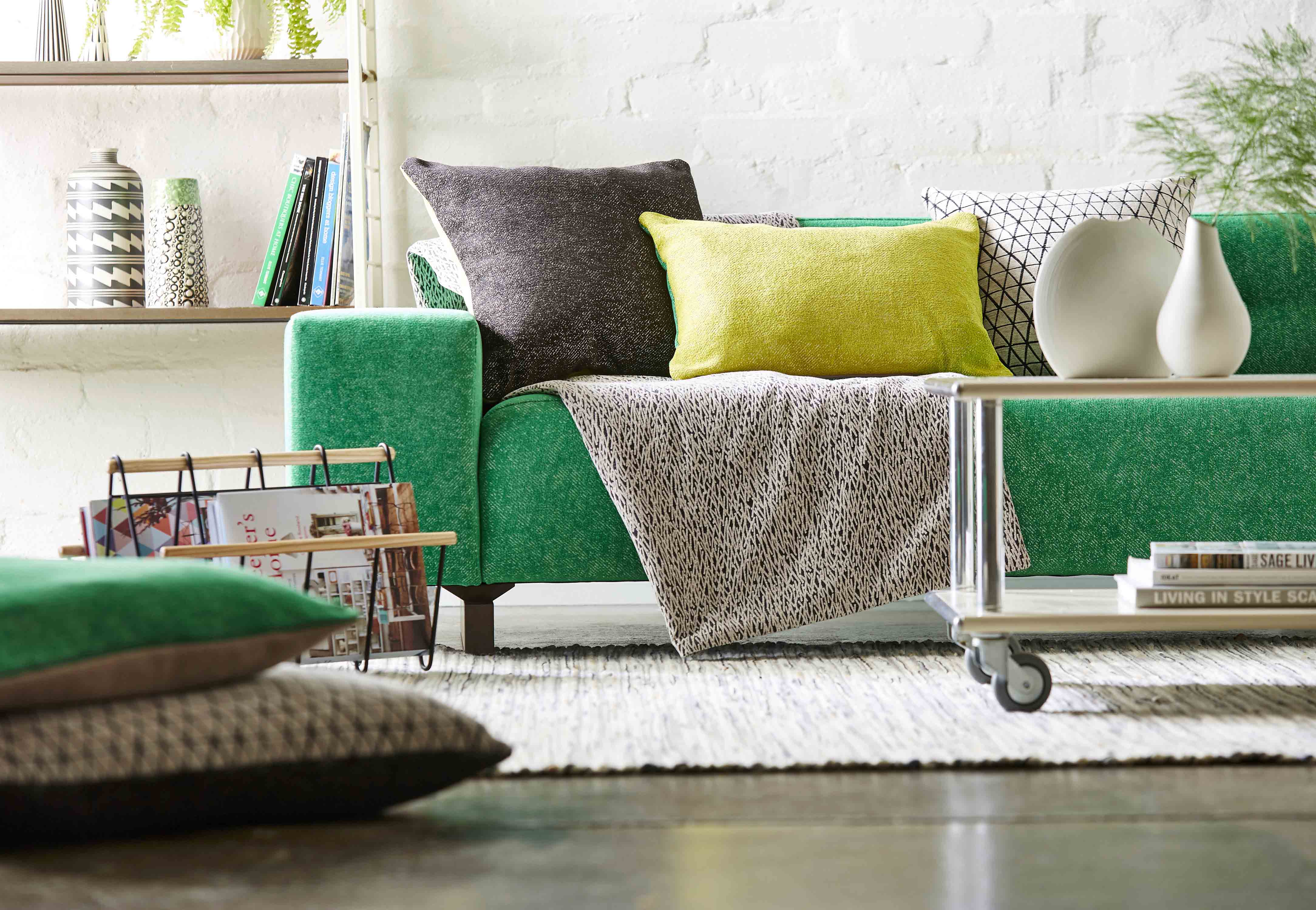 ENERGI ELLER RO: Hvor mange farger en interiørpalett skal inneholde er det ikke noe fasitsvar på. Start med et par farger du liker, og tenk på om du vil ha et rolig eller livlig interiør. Tekstilene er fra Harlequin/Tapethuset. (Foto: Tapethuset)