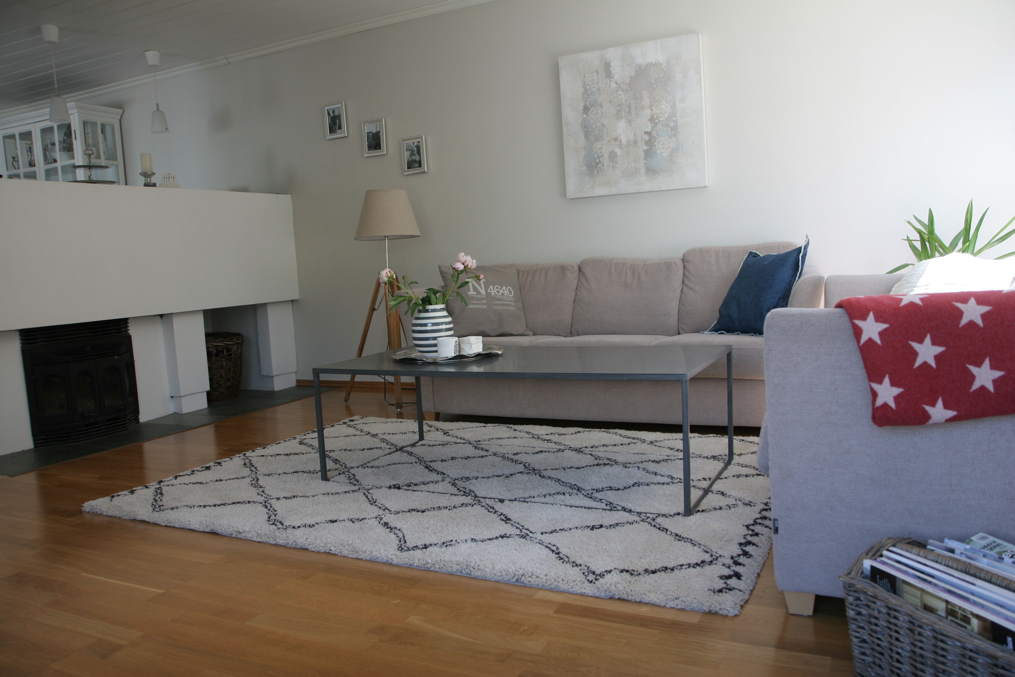 Parketten hadde ligget i stuen siden huset ble bygget, og var gulnet av alder.