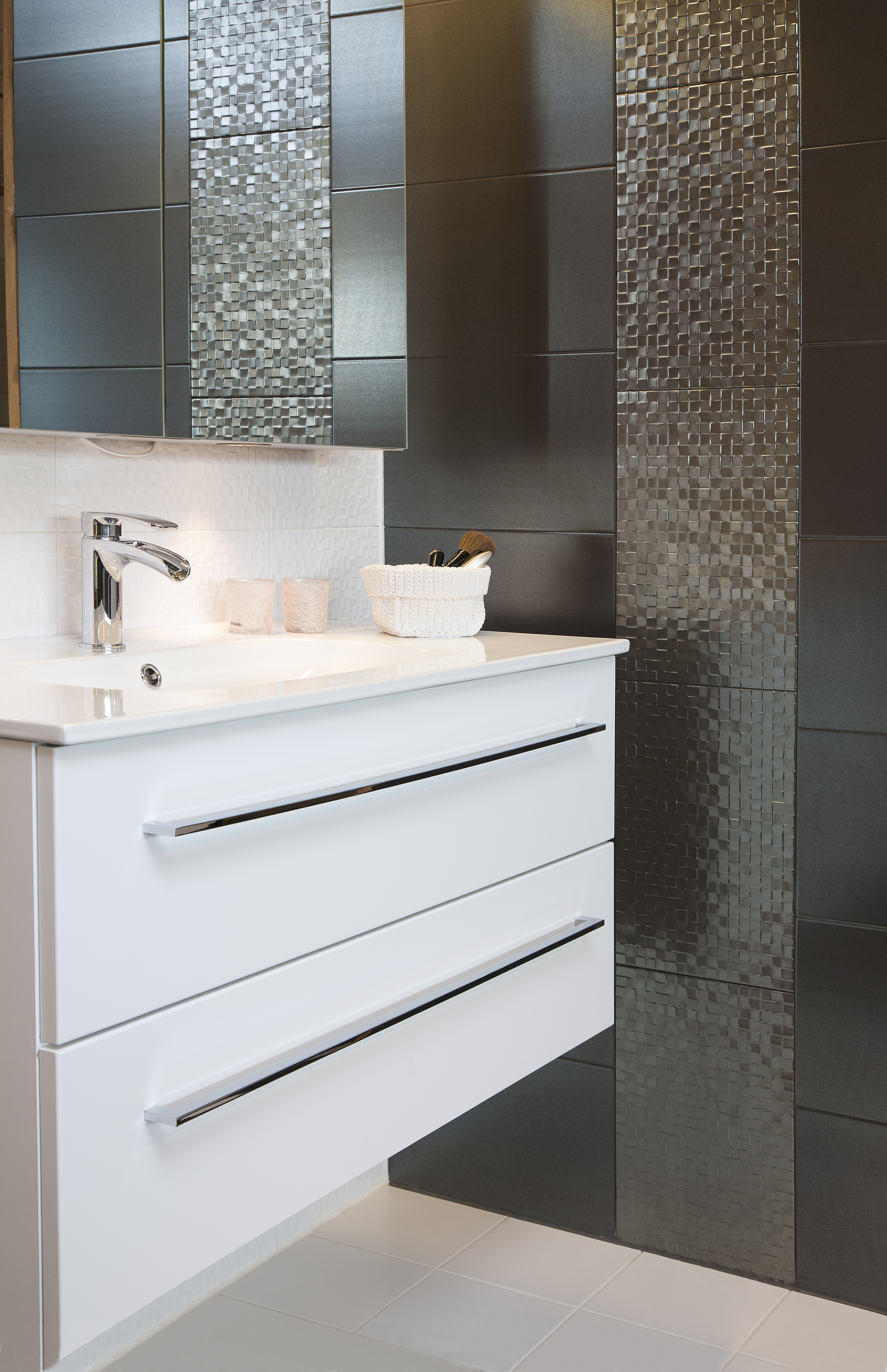 FORT GJORT: Alle flater, alt fra tv-benken og vinduskarmene, til kjøkkenbenken og servanten bør tørkes over eller rengjøres raskt med egnet rengjøringsmiddel.