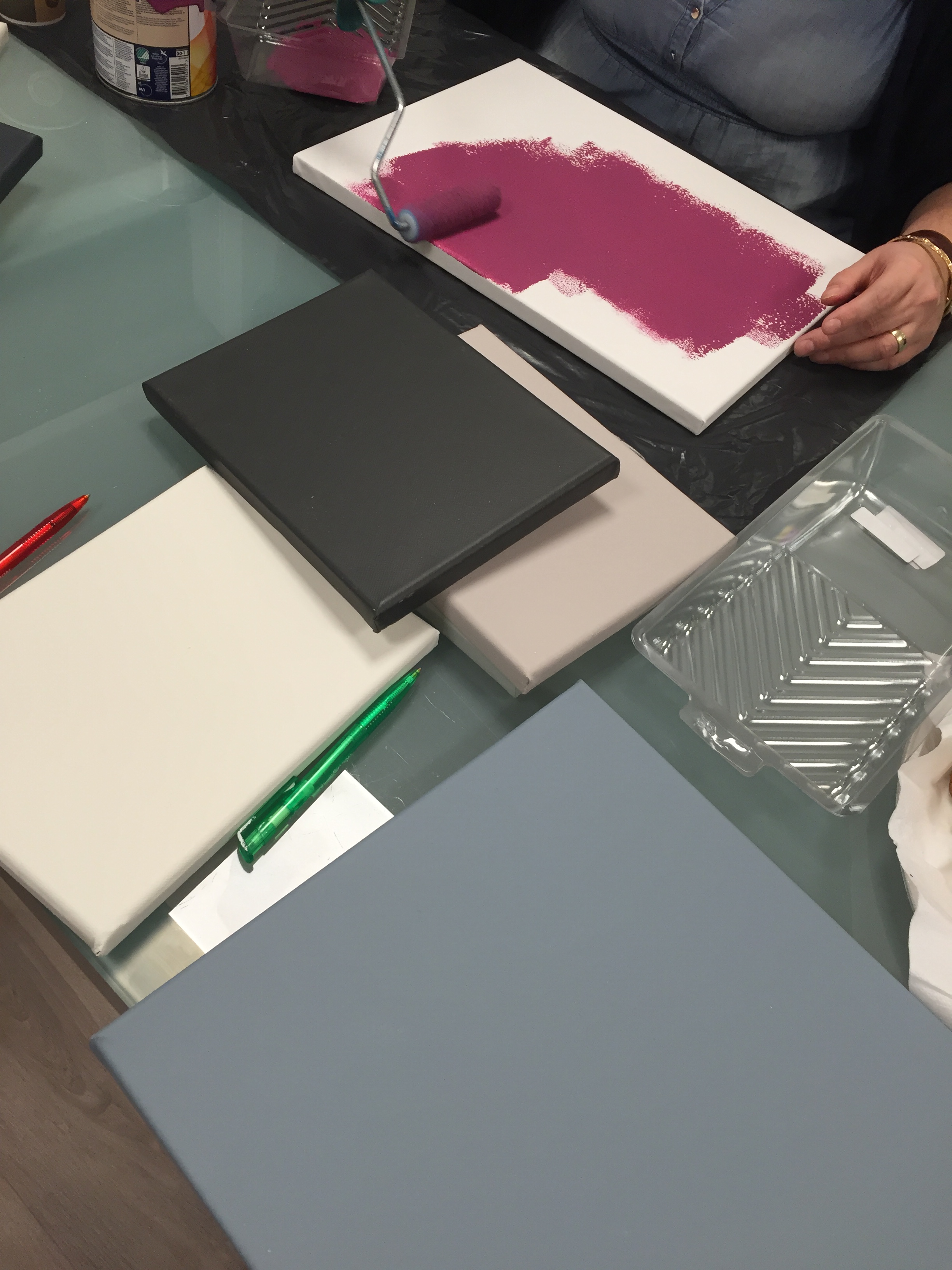 JUSTERT: Fargene er testet, justert og tilpasset tidens smak for å bli gode interiørfarger. (Foto: Agathe Teige Eiksund)