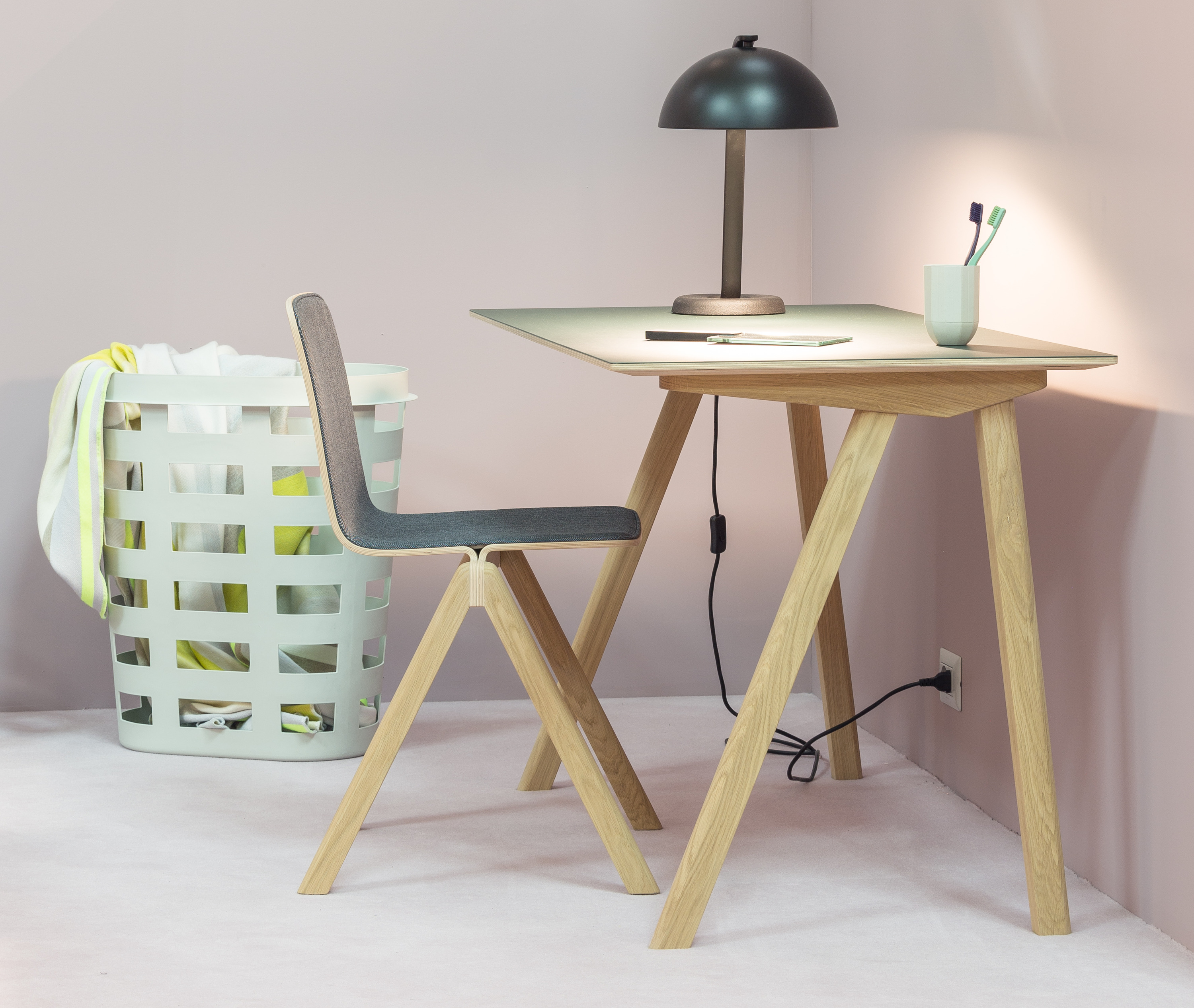 DESIGNBRØDRE: De franske designerbrødrene Ronan og Erwan Bouroullec har utformet serien Copenhague for Hay. Skrivebordsflatene i er kledd med møbellinoleum. (Foto: Hay)