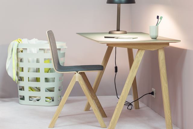 DESIGNBRØDRE: De franske designerbrødrene Ronan og Erwan Bouroullec har utformet serien Copenhague for Hay. Skrivebordsflatene i er kledd med møbellinoleum. (Foto: Hay)