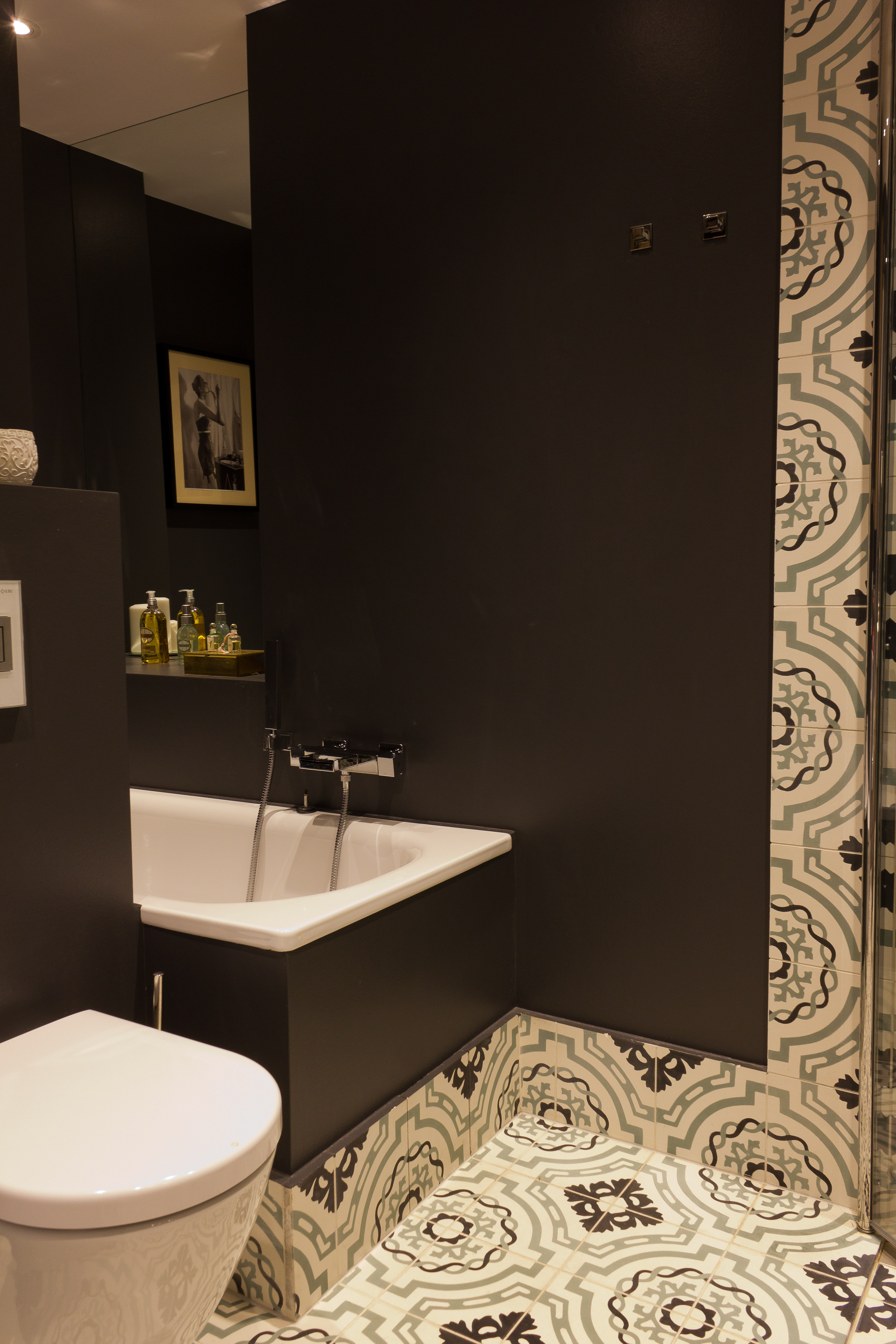 Veggene på badet er malt mørke. Da fargen ble blandet, spurte de i butikken om hun var sikker på at fargen var riktig. Visst var den det og hun tenkte at hvis det blir forferdelig så kan man male om igjen. 