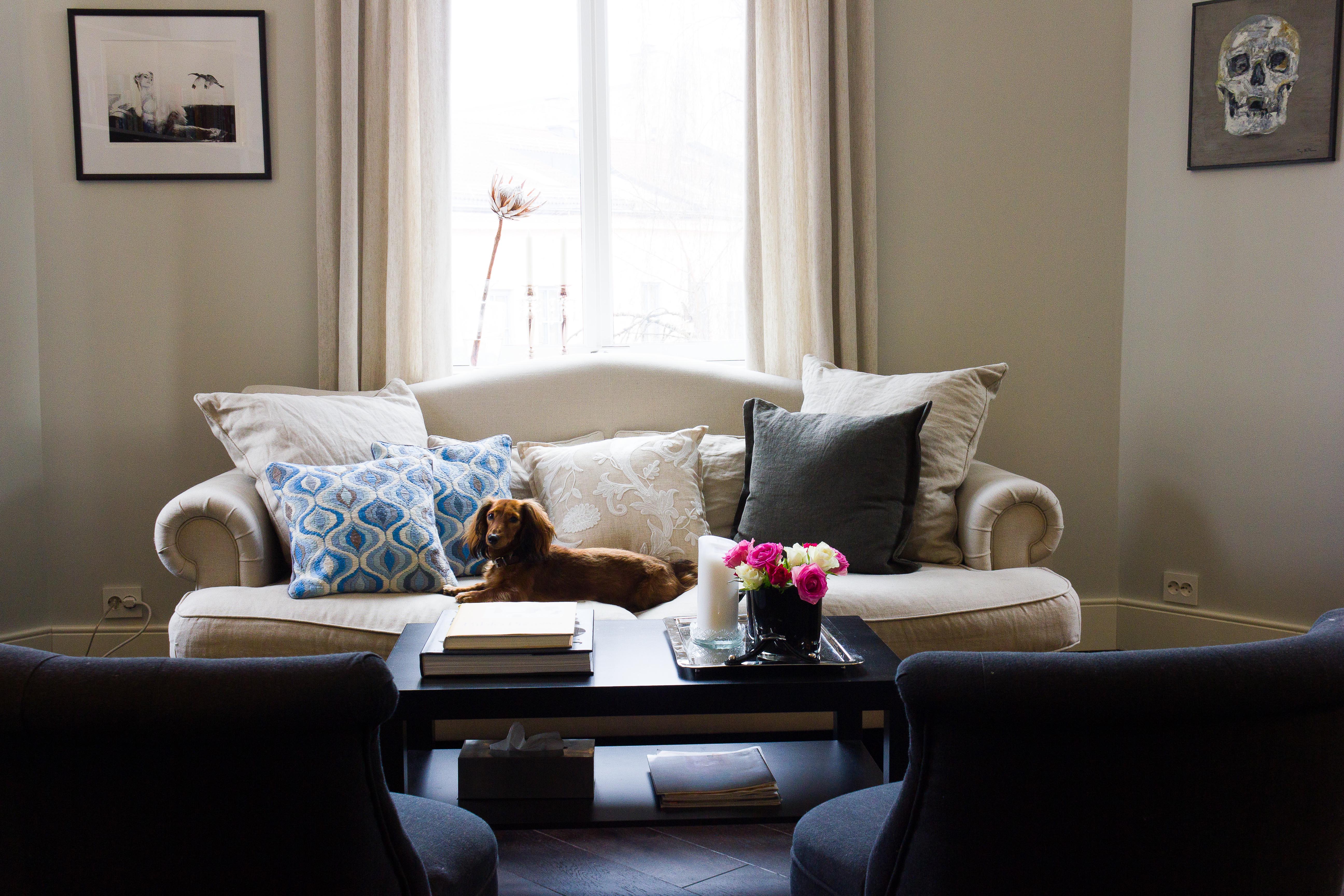 Lys farge i hovedrommene: Fargen så hun klart for seg, men måtte gjøre masse forsøk før det ble riktig. Hun malte prøver på veggen i ulike nyanser og noterte koden under. -Det ble en annen farge enn den jeg først trodde. Lurt å bruke tid!