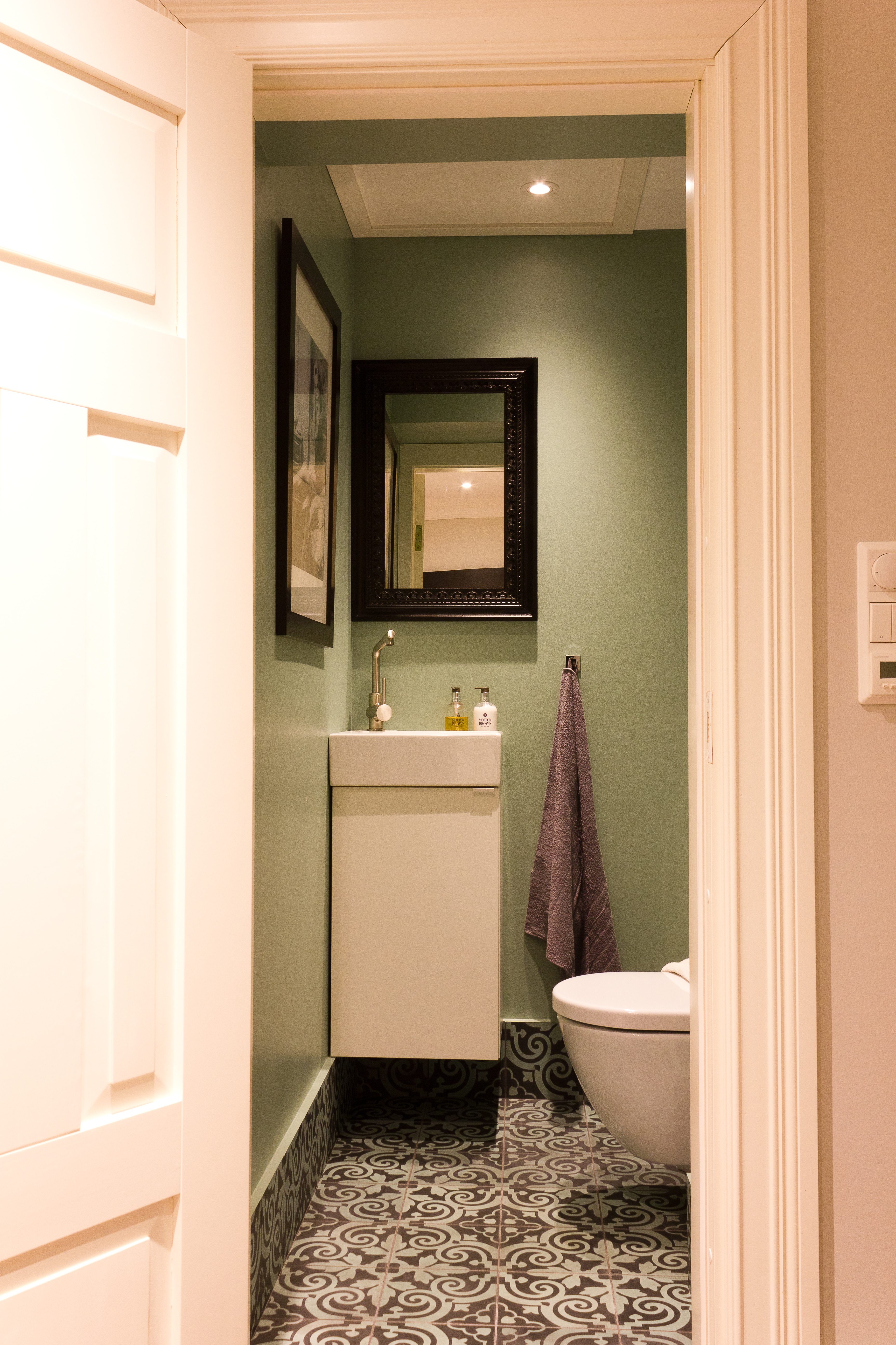 For gjester: Når du åpner døren til gjestetoalettet, får du det første møte med hennes fasinasjon for farger og mønster. Veggene er malt i en turkis farge som er tatt ut etter gulvflisene.