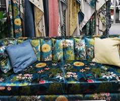 <b>VELUR:</b> Ensfarget velur, i syntetiske og naturfiber, har toppet tekstillistene i lengre tid. Nå presser mønstrene seg fram, det er vanskelig å motstå et sitt i denne sofaen. 