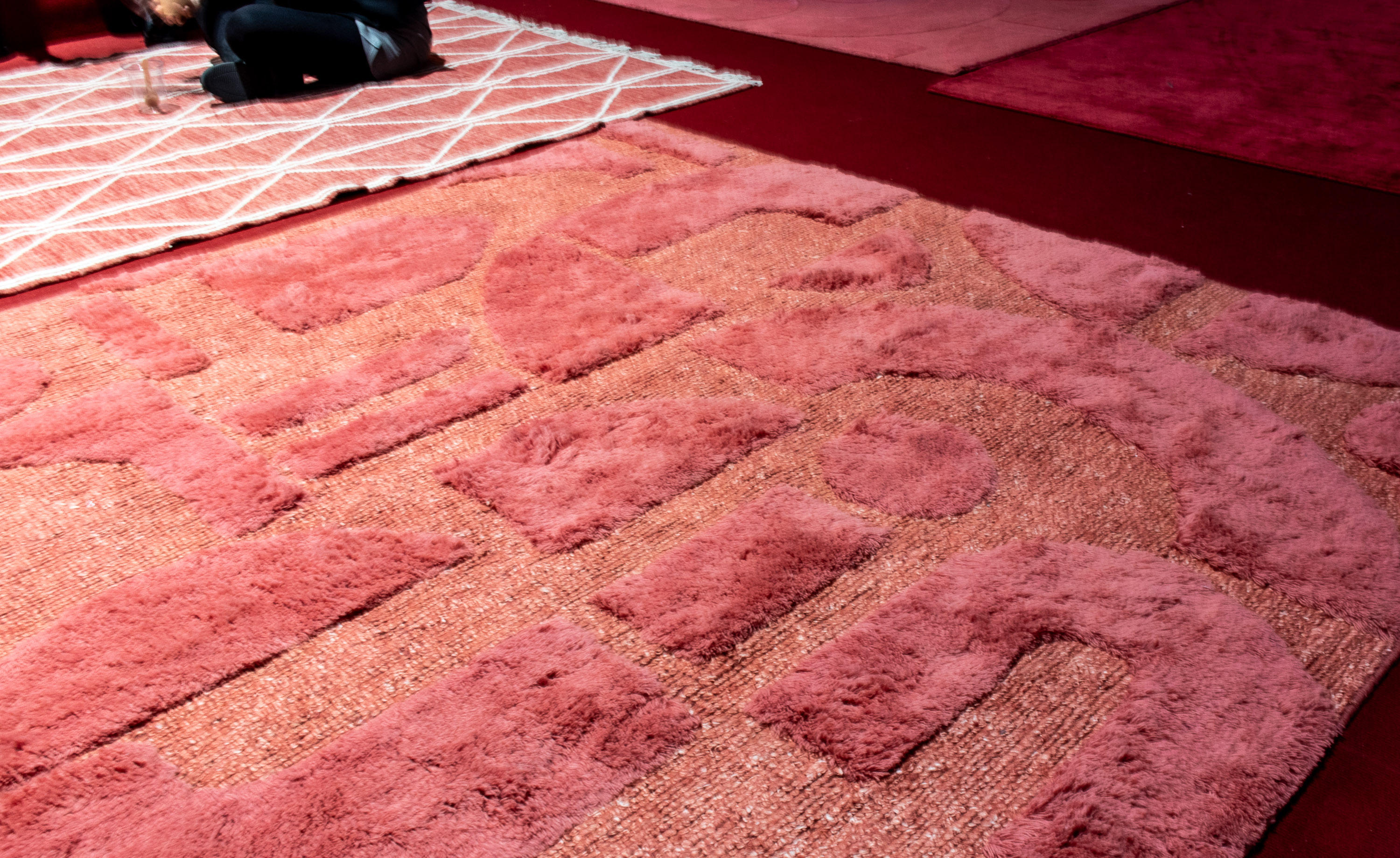 rødlig teppe med firkanter