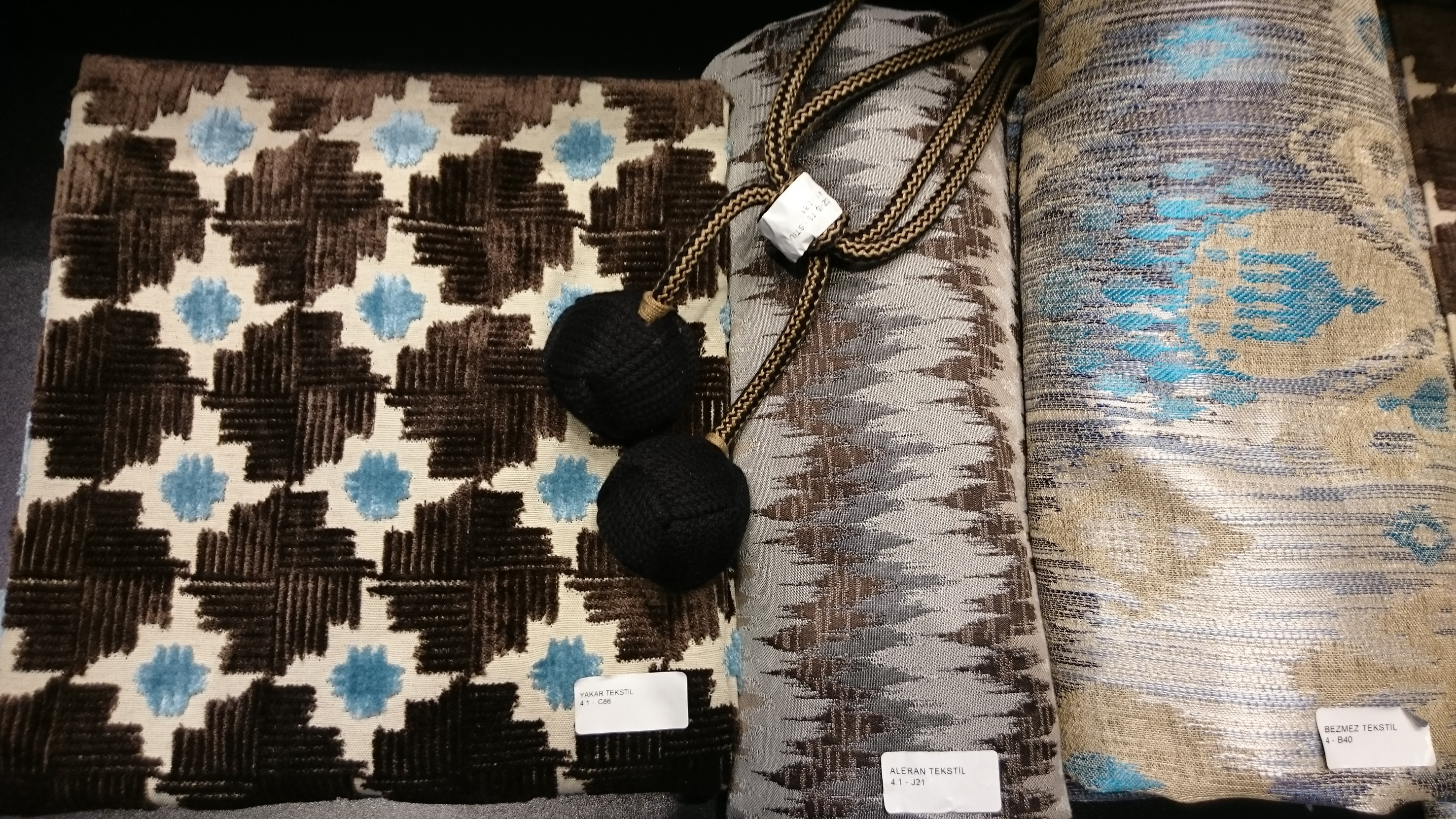 Blått kler mange farger. På Heimtextil bugnet det av fargerike tekstiler, her er blått i kombinasjon med brunt.