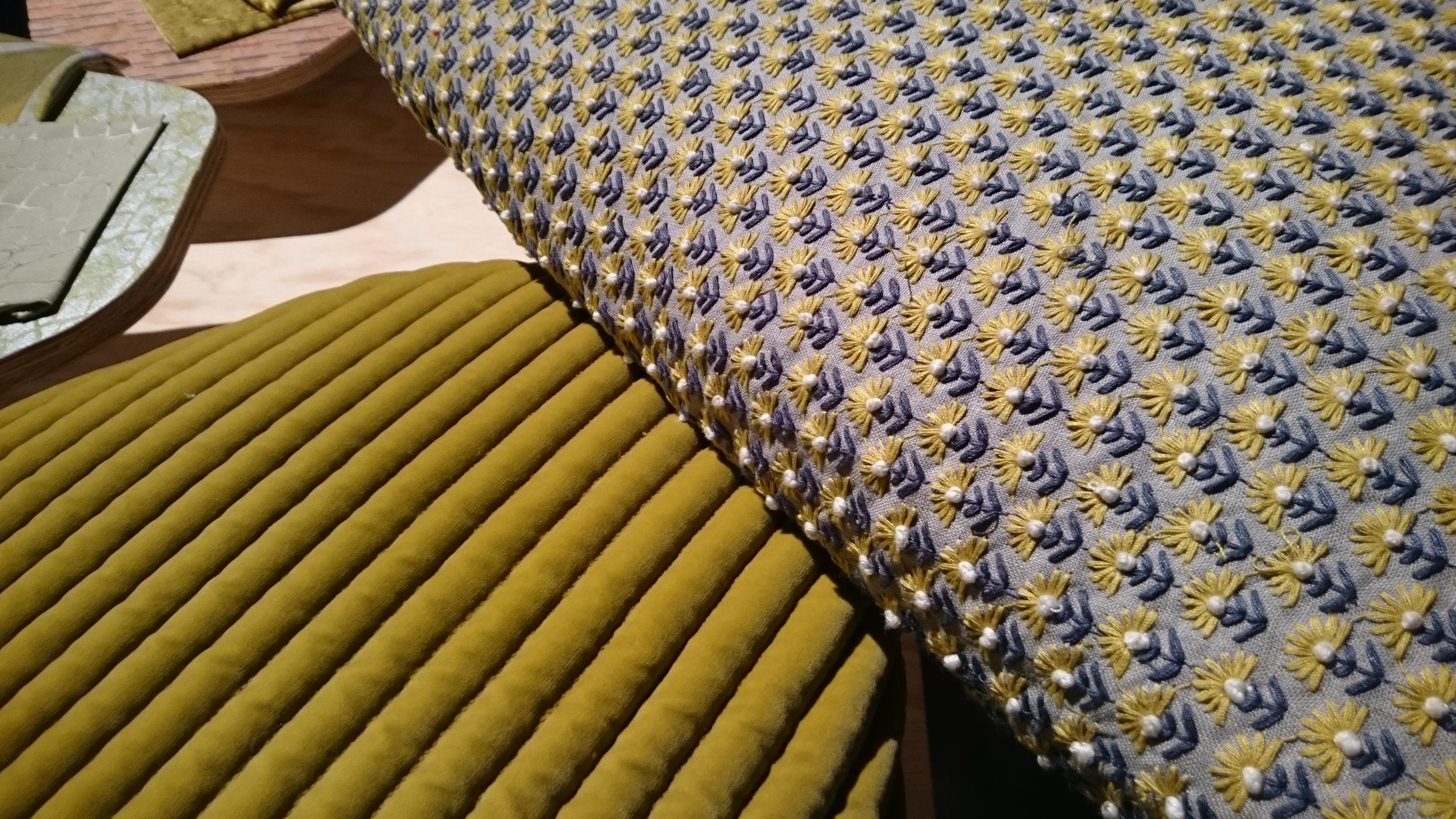 GULGRØNT: Gulgrønne nyanser og myke taktile tekstiler skaper liv og variasjon i paletten. (Foto: Bjørg Owren/ifi.no)