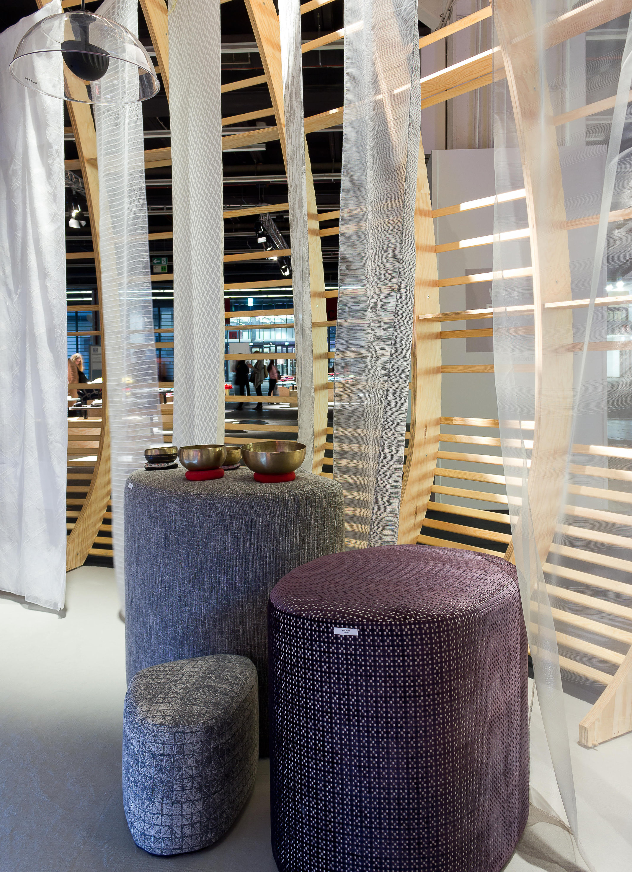 KJØLIG KOMBINASJON: Flate og transparente tekstiler gir interiøret et luftig, men kjølig preg. (Foto: Bjørg Owren/ifi.no)