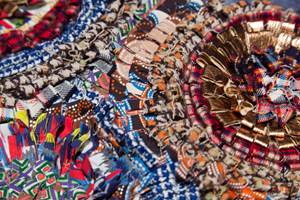 Craft Industry: Metall i kombinasjon med tradisjonelle folklorefarger.