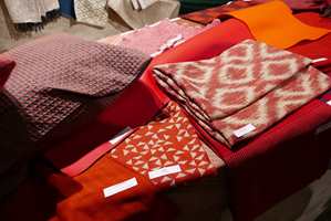 <b>TRADISJON:</b> I bunken av tekstiler er mye inspirert av eldre veveteknikker. (Foto: Bjørg Owren/ifi.no)