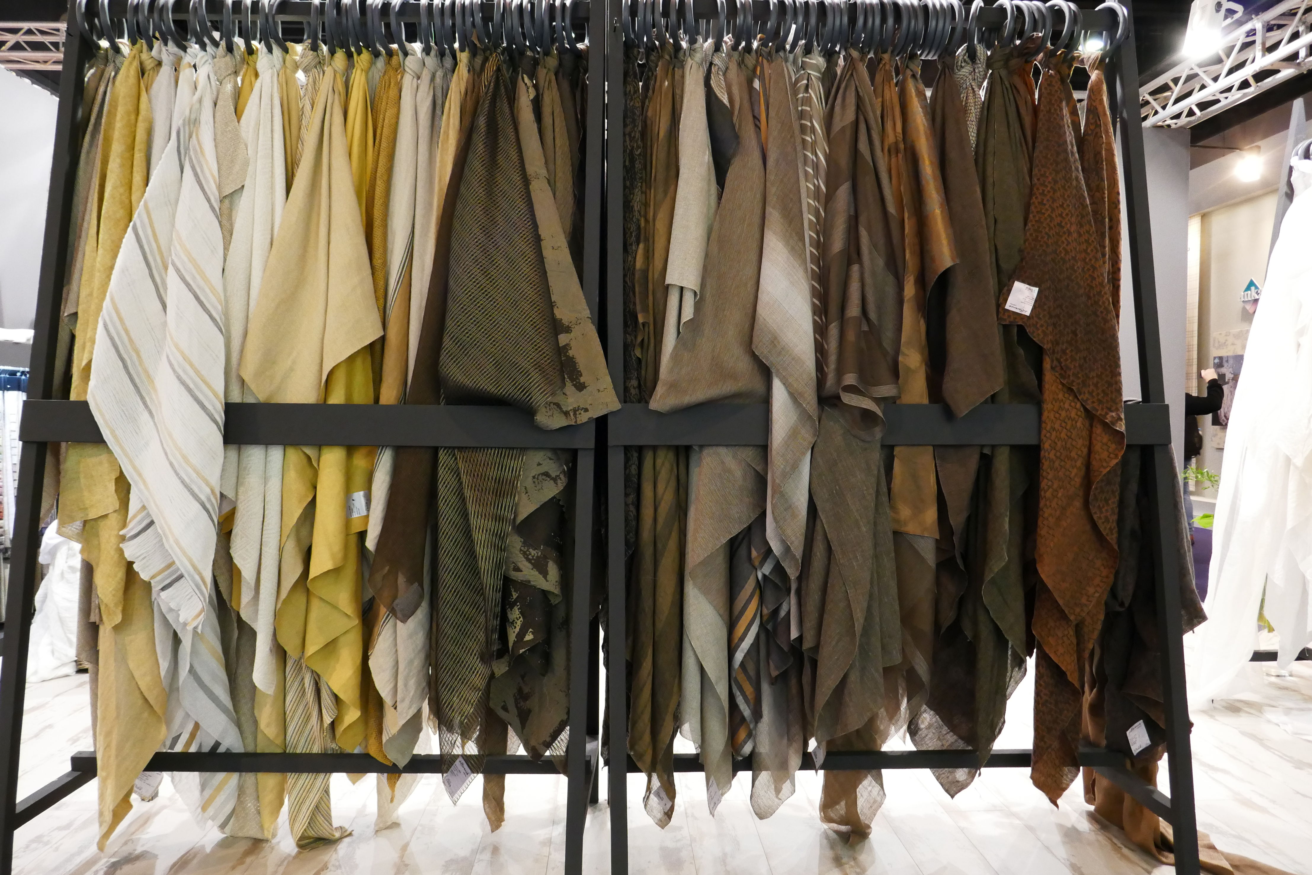 BRUNT: Et syn som behager et norsk øye. Lin i utallige brune varianter over mot gult. (Foto: Bjørg Owren/ifi.no)