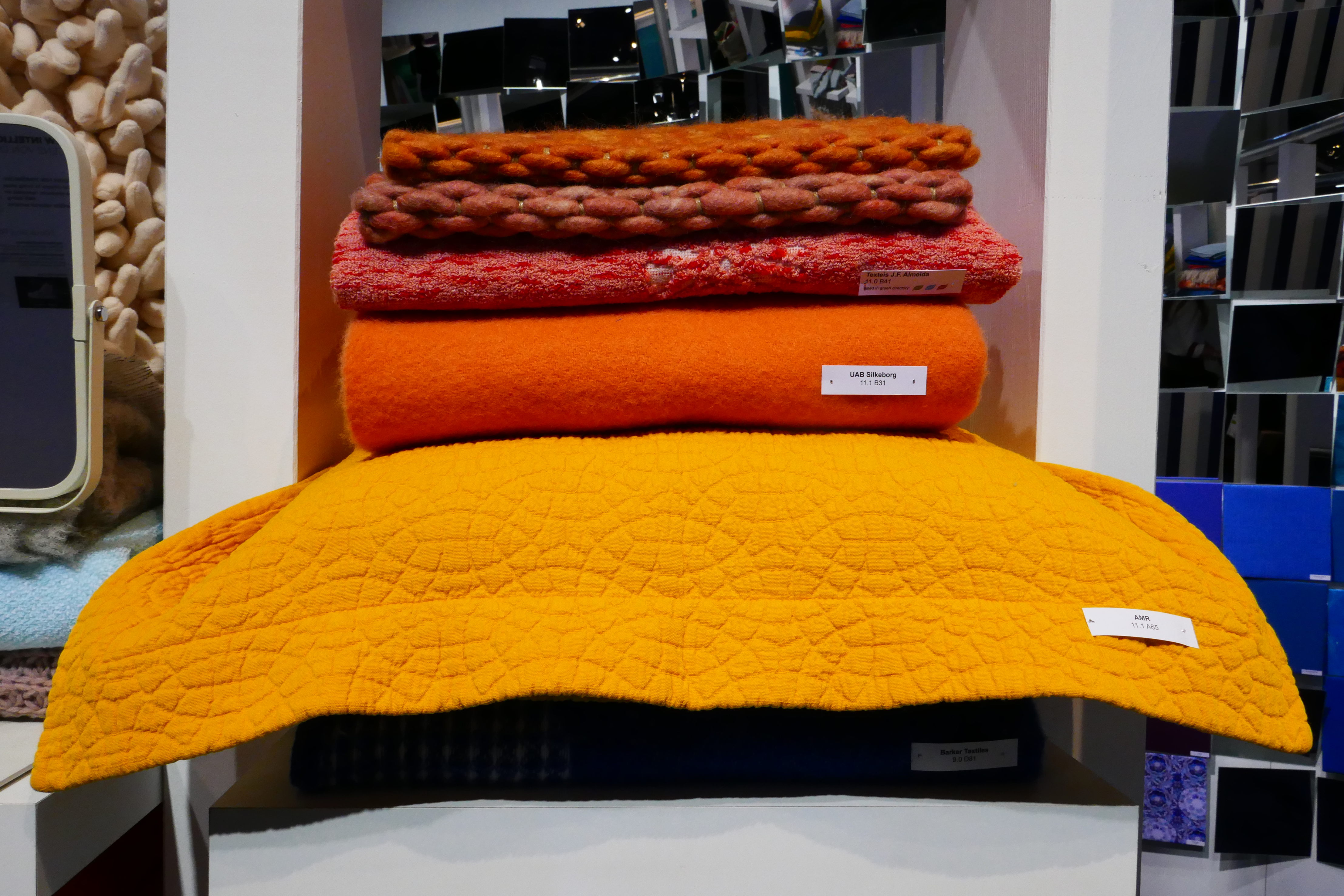 FRISKT: Nabofargene rødt, oransje og gult i aktuell samklang. (Foto: Bjørg Owren/ifi.no)