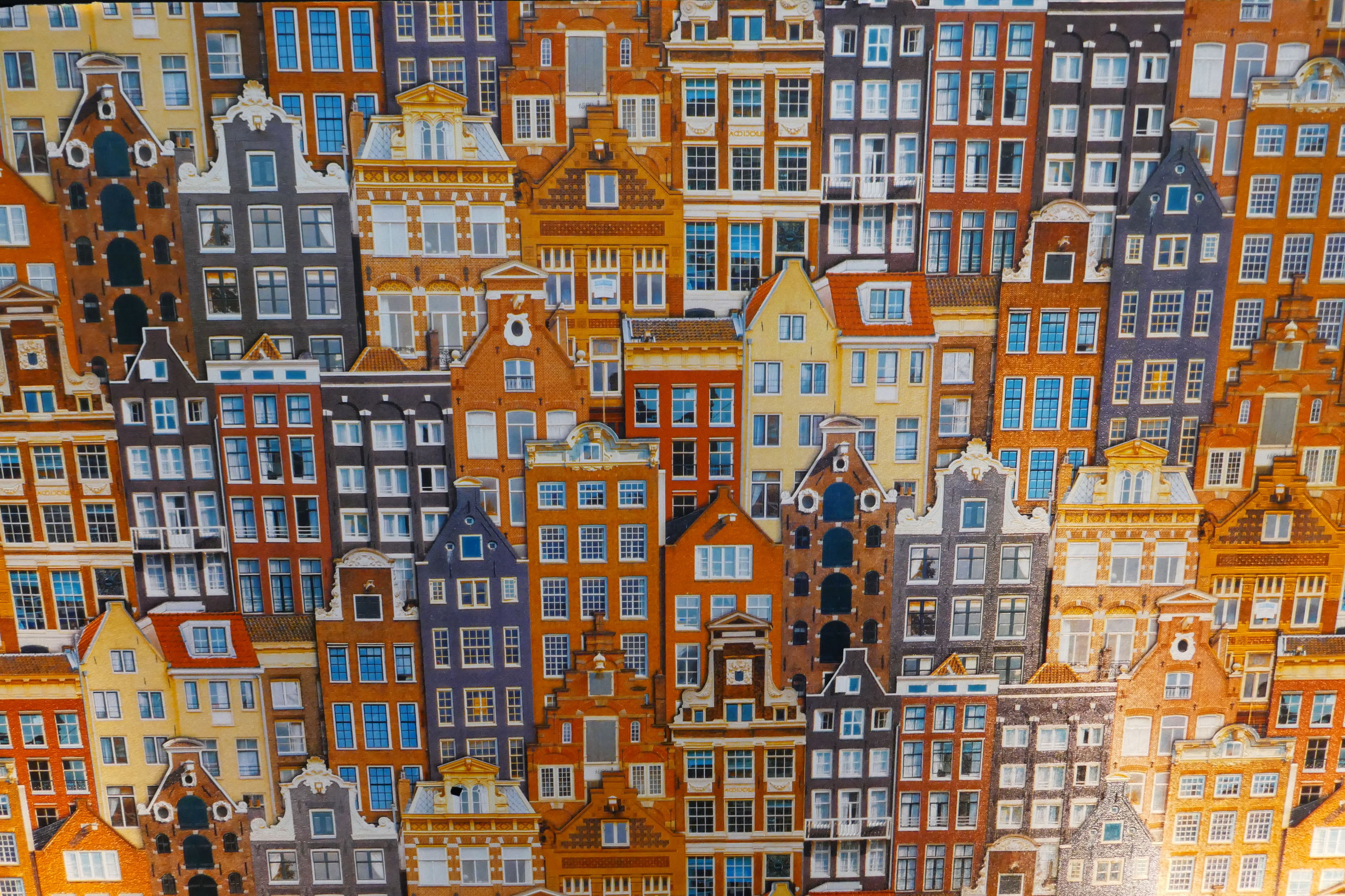 TOKLANG: Kombinasjonen blått og brente gulrøde toner klinger godt. Her på et tapet. (Foto: Bjørg Owren/ifi.no)