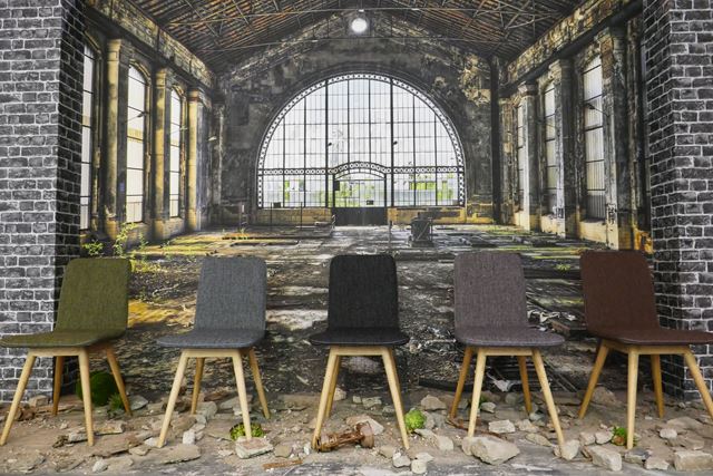 KONTRASTER: Men like fullt harmonisk. Enkle stoler i dempede naturfarger, myke tekstiler og lyst treverk mot en rå industrihall (fototapet). (Foto: Bjørg Owren/ifi.no)