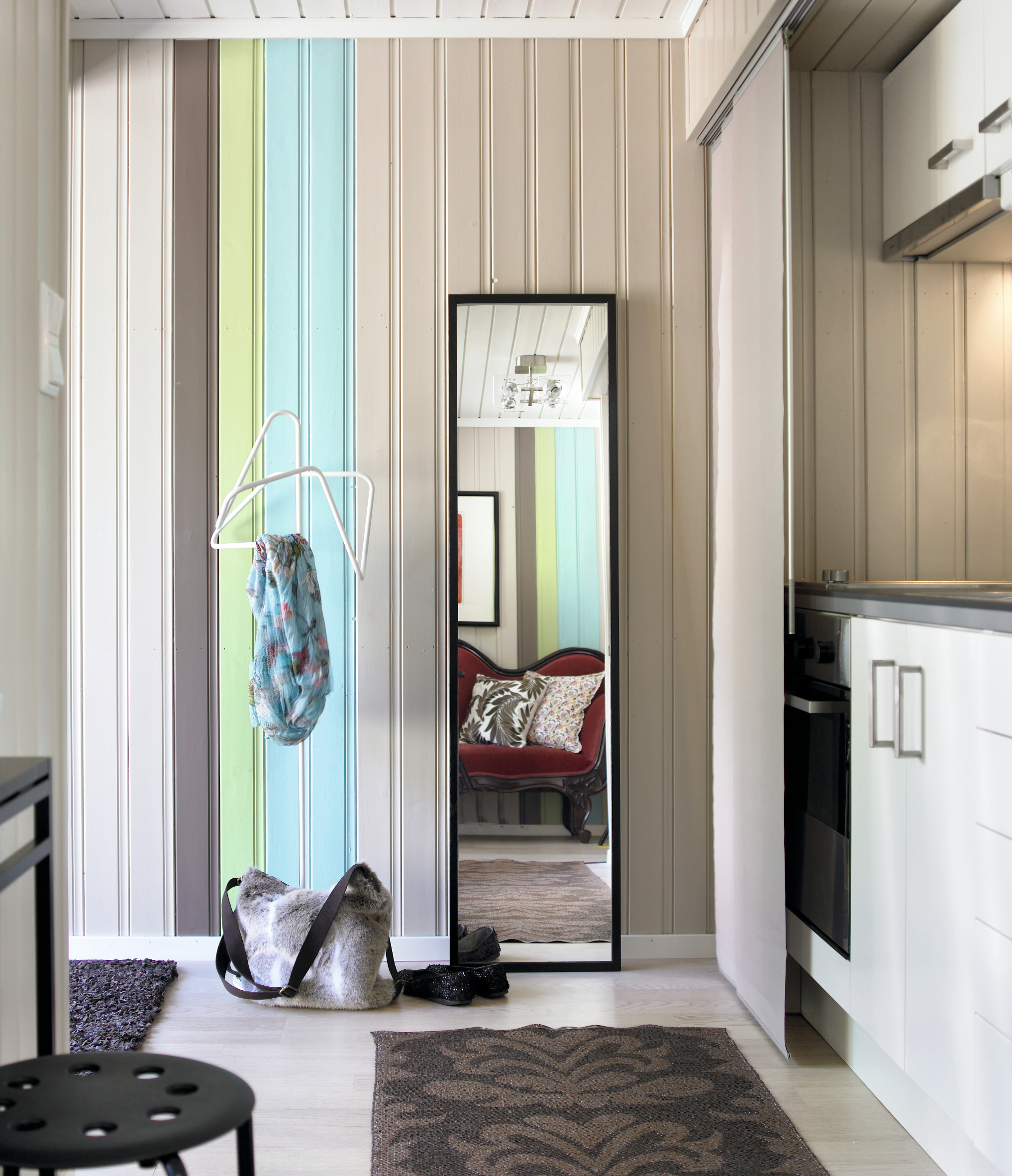 Aksentfargene i leiligheten er samlet i stripene. 