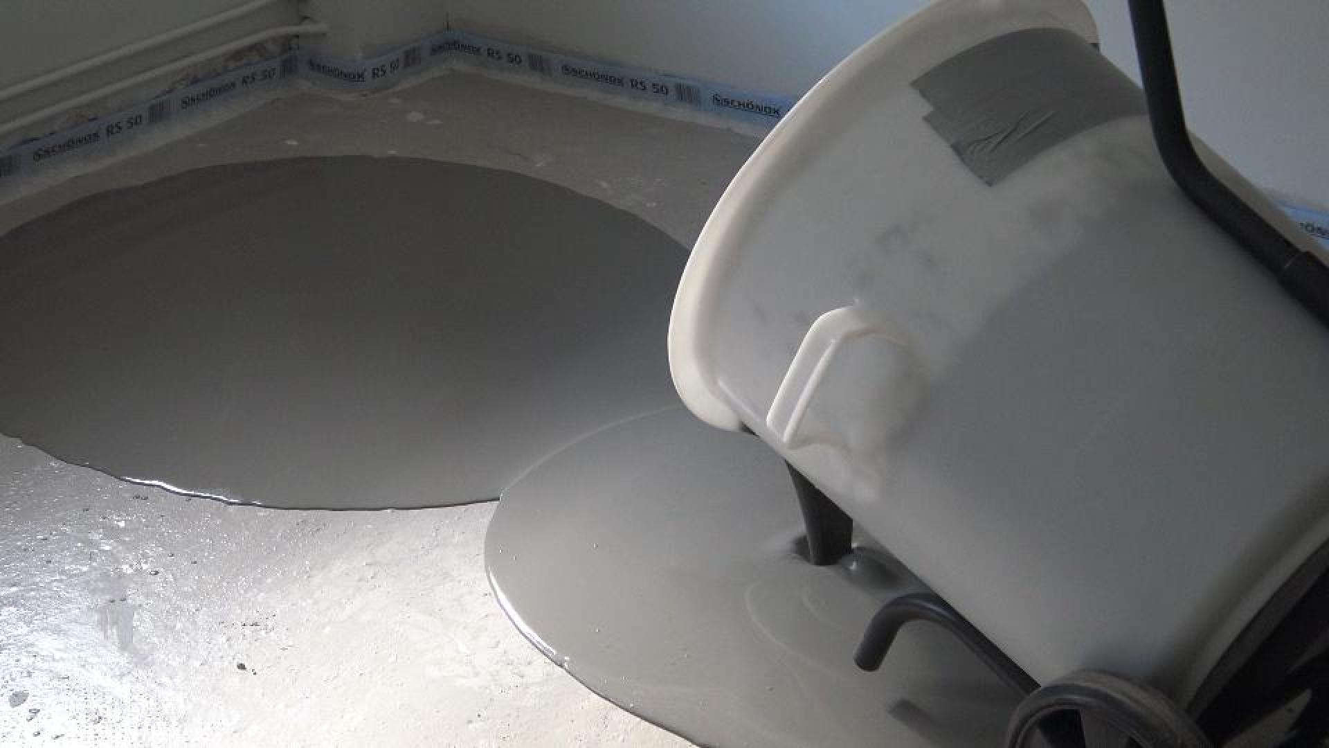 tøm avrettingsmassen utover