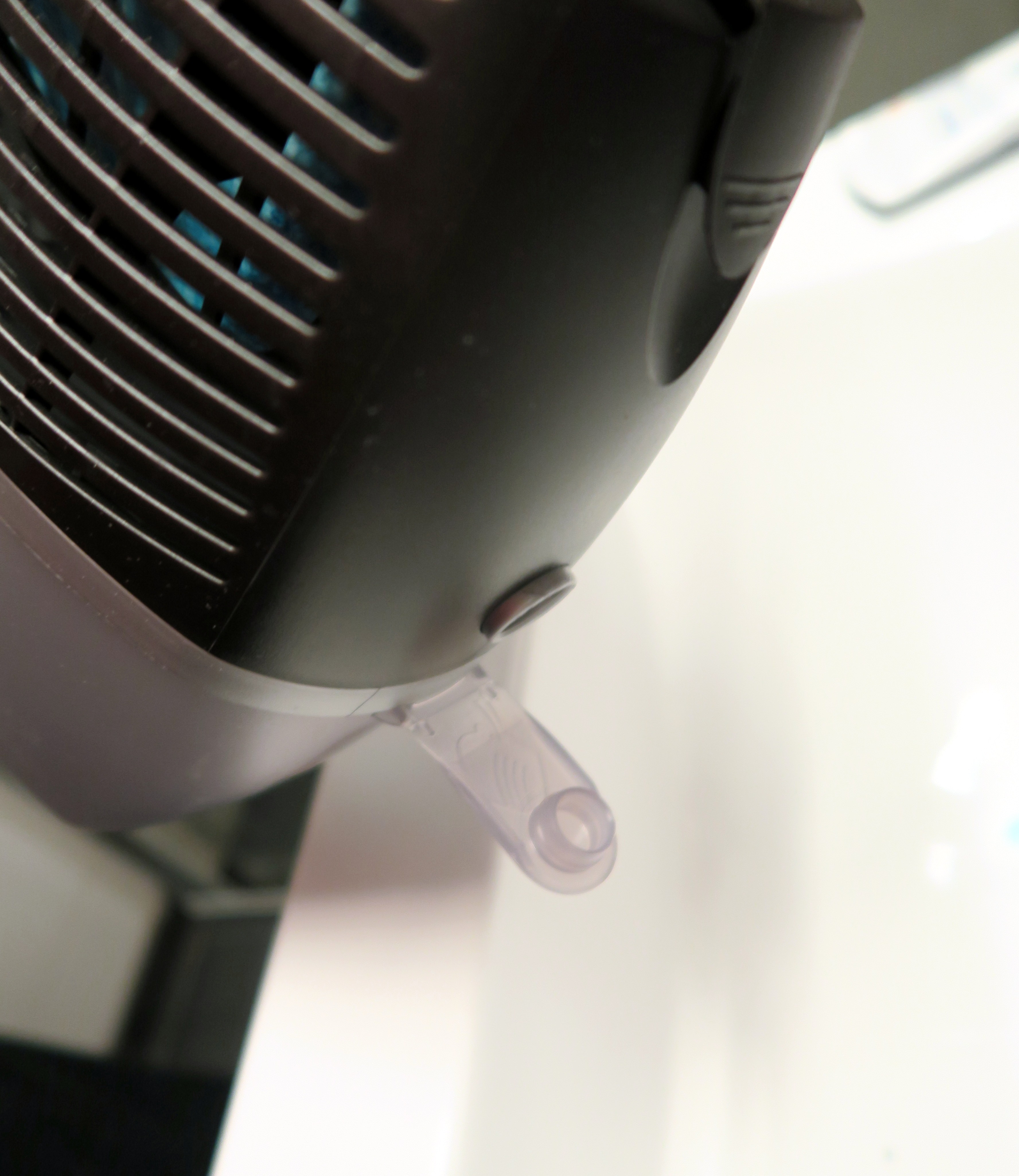 I VASKEN: Oppsamlet fukt tømmes enkelt helt uten å søle, takket være den praktiske helletuten på siden. Væskeindikatoren gir deg en rask oversikt over når det er på tide å tømme.