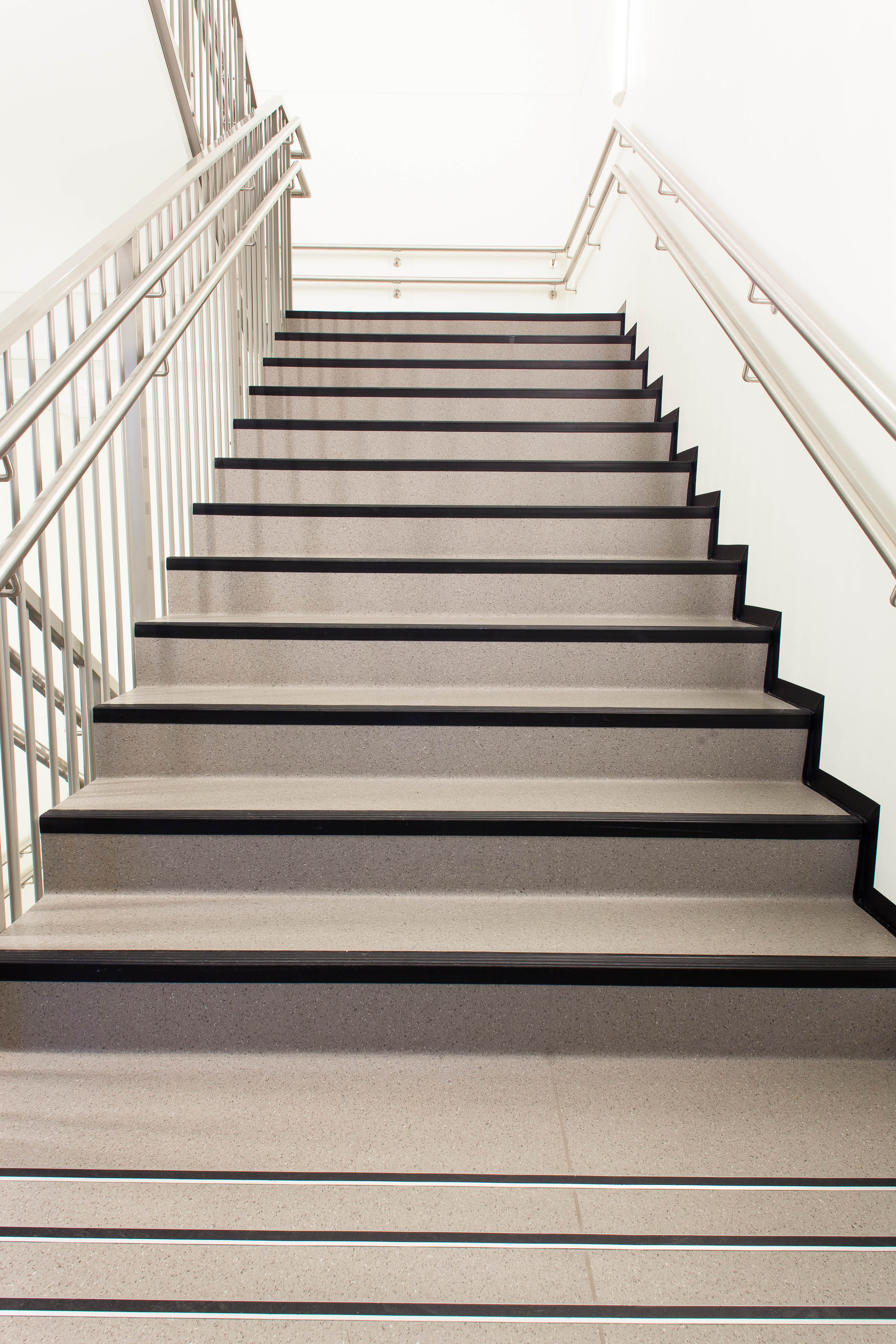 Universell utforming krever også gjennomgående bruk av kontrastfelt og markeringer i trapper.