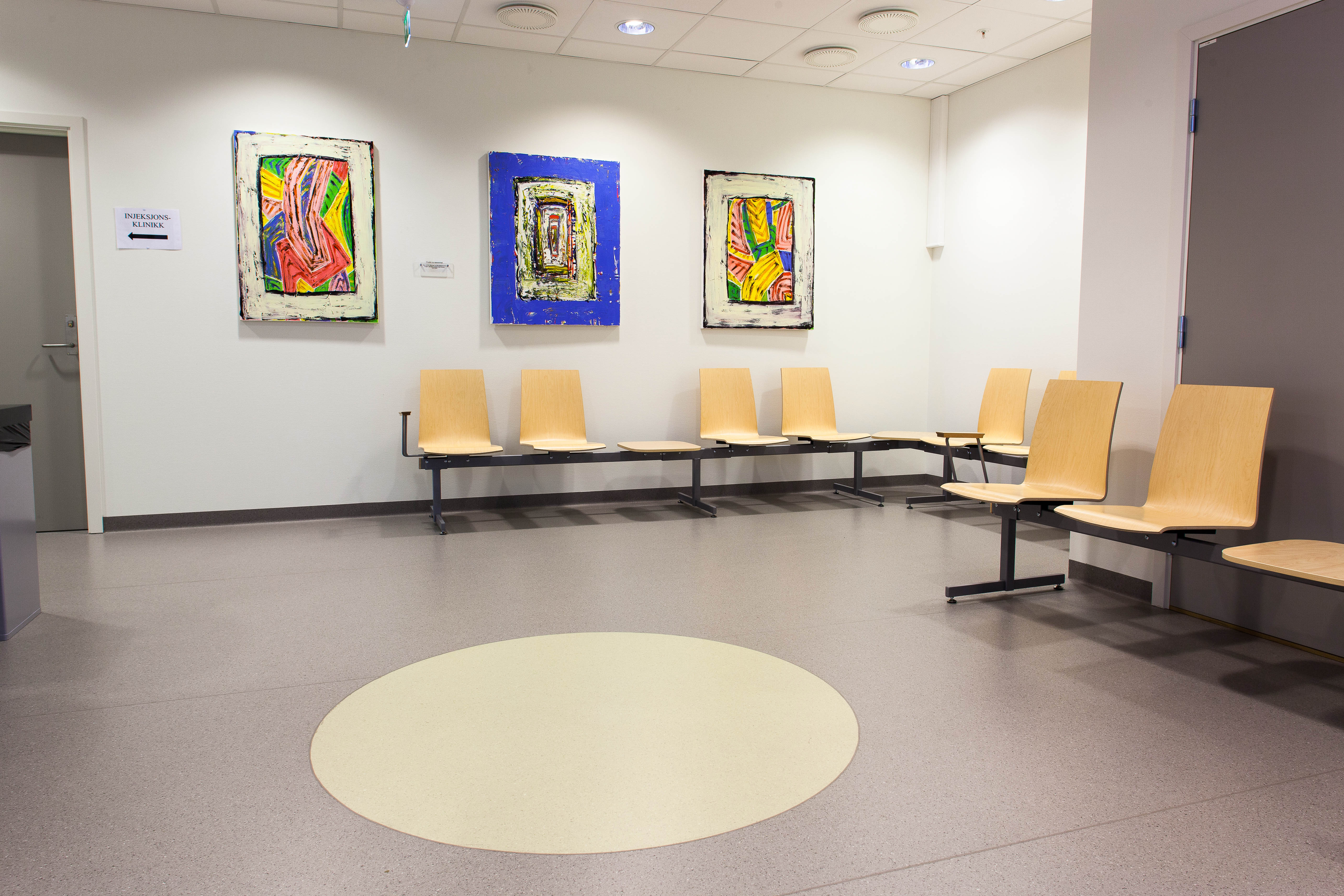 Over hele senteret brytes gulvflatene, som er i diskrete farger og mønstre, av store plasstilskårne sirkler i matchende farger. Veggene er for øvrig dekorert med bilder av en av byens største nålevende kunstnere.