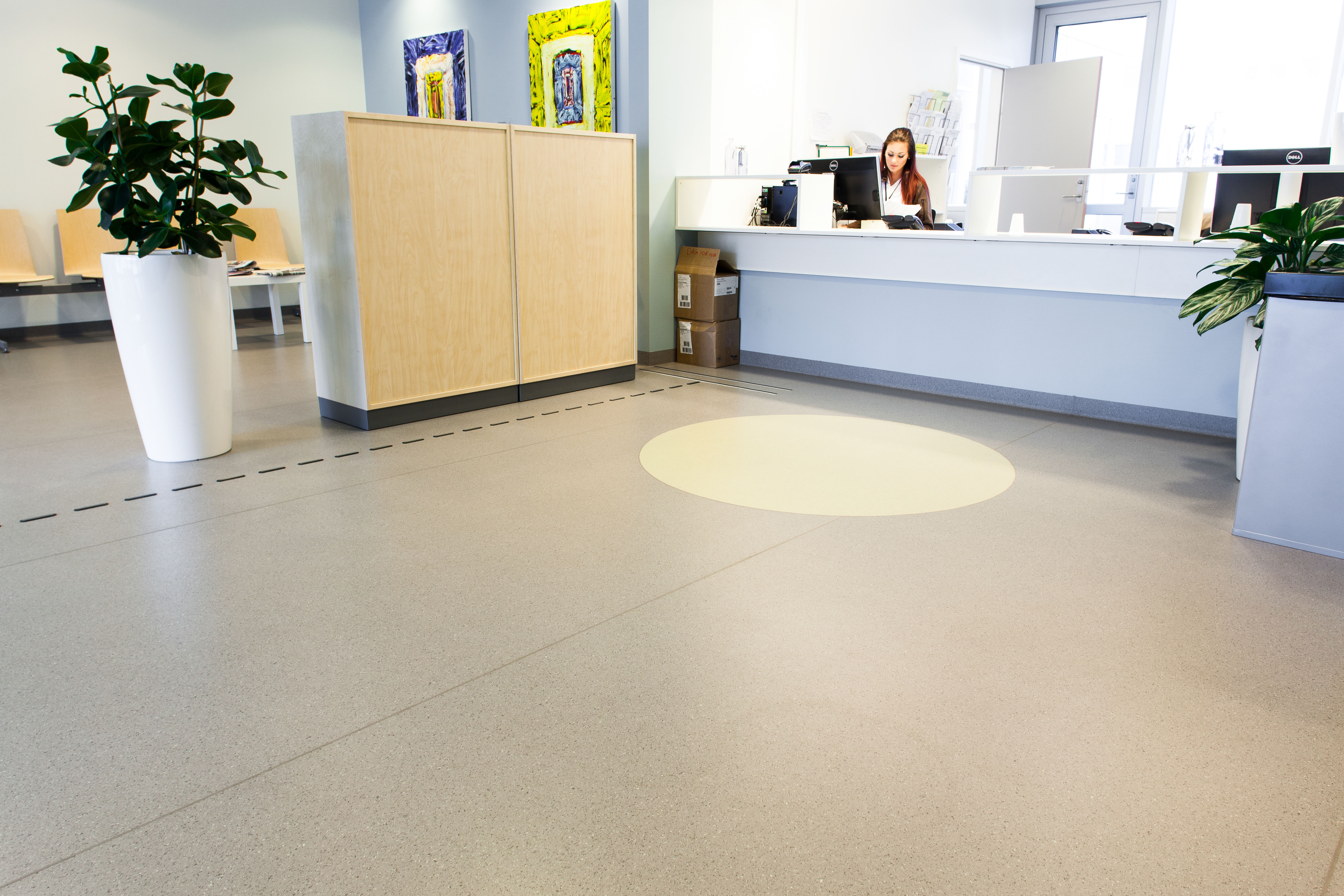 En lys og trivelig resepsjon møter deg når du ankommer senteret.