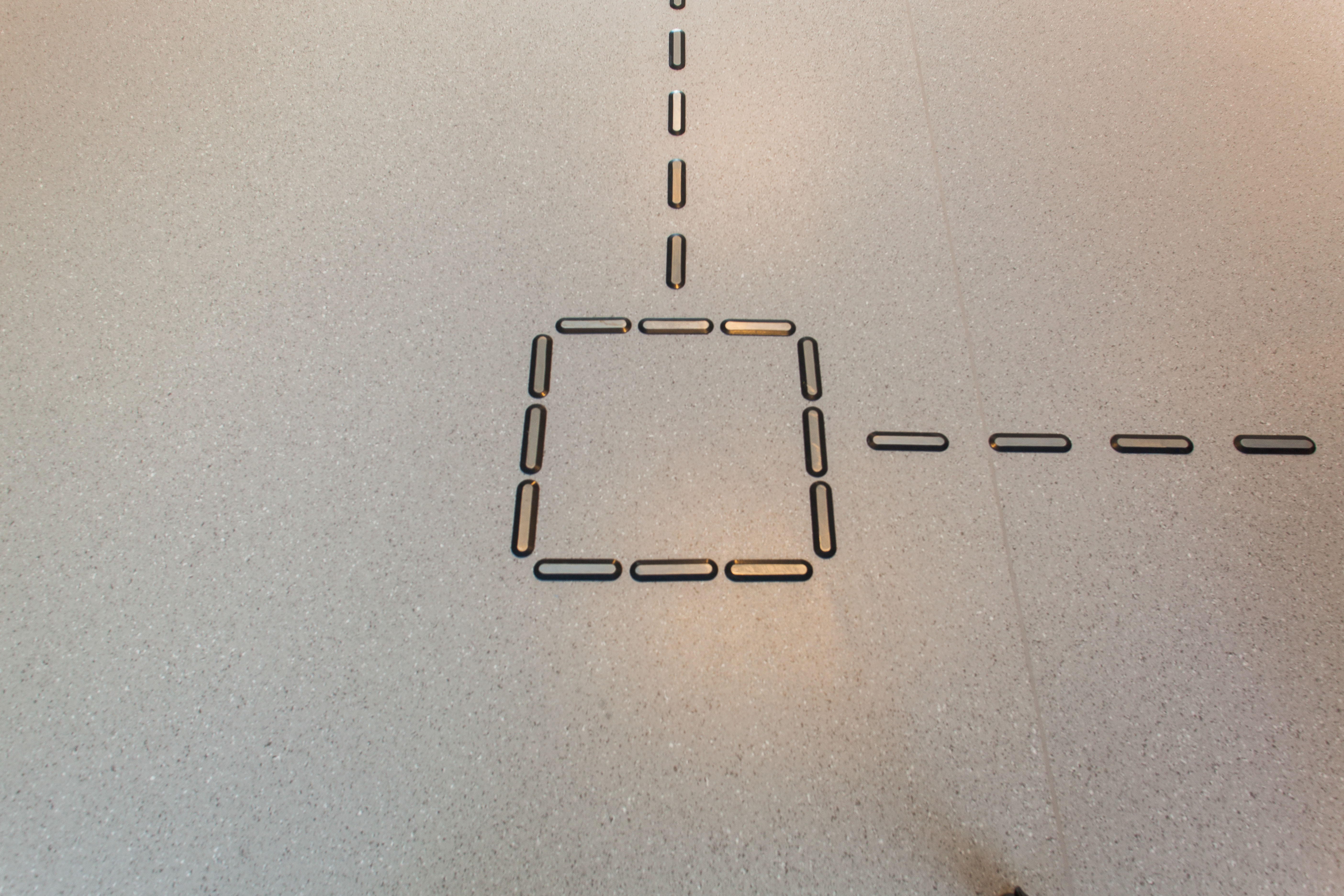 Som seg hør og bør for et helsebygg er alle krav til universell utforming ivaretatt, ikke minst utstrakt bruk av taktile løsninger.