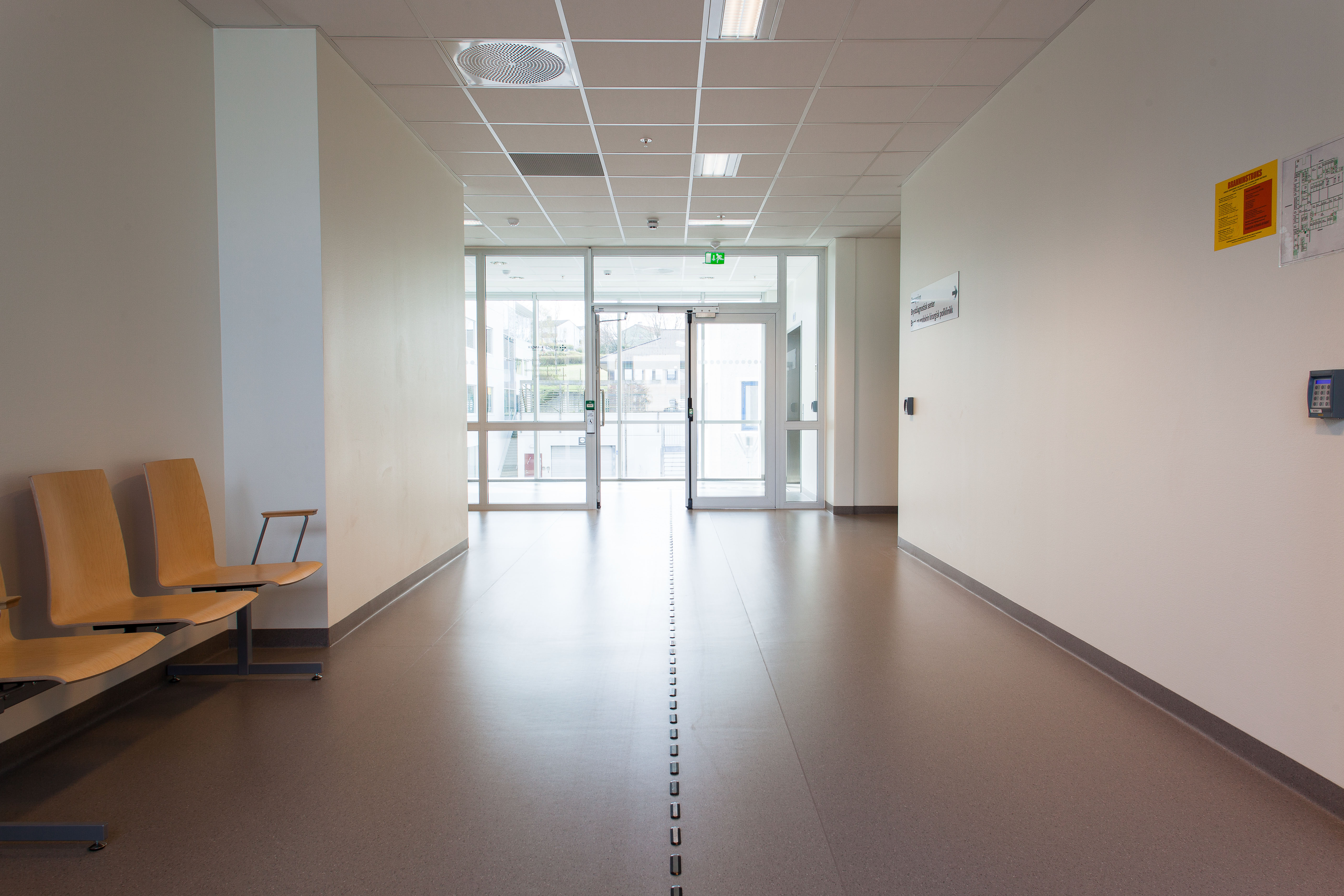 Gulvbelegget er valgt med tanke på lang levetid. I følge renholdssjefen er bare å kjøre over det med renholdsmaskinen for at det skal holde seg skinnende rent og blankt i flere år.