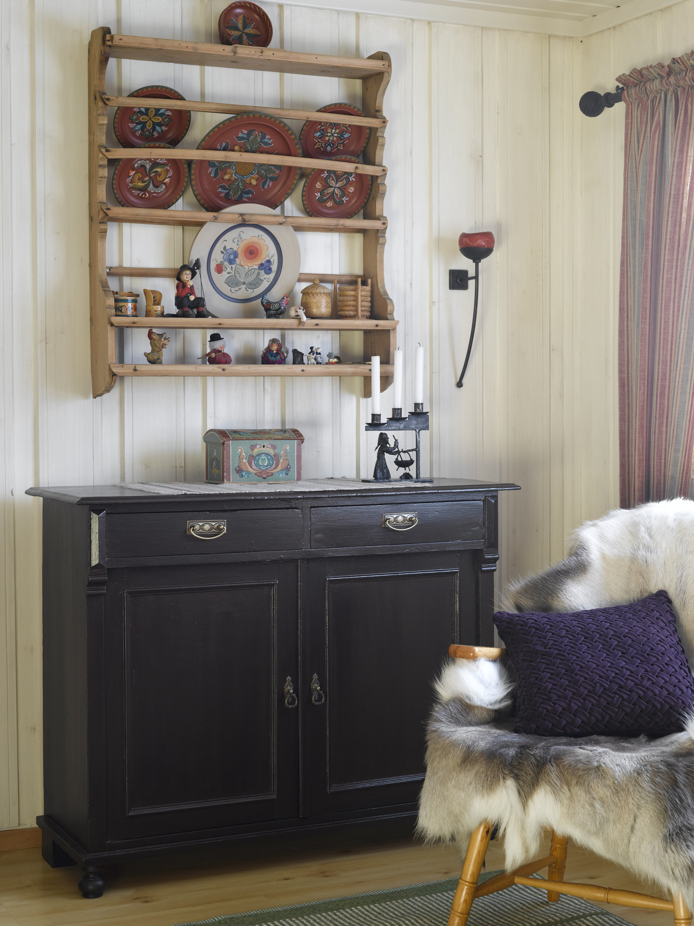 Hamskifte: skapet i ny og sofistikert, mørk drakt mot den lyse veggen og tallerkenhyllen fra svunnen tid.  