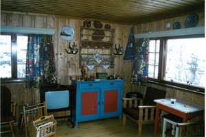 Skapet var i tradisjonelle hyttefarger. 