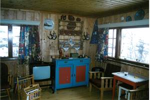 Skapet var i tradisjonelle hyttefarger. 
