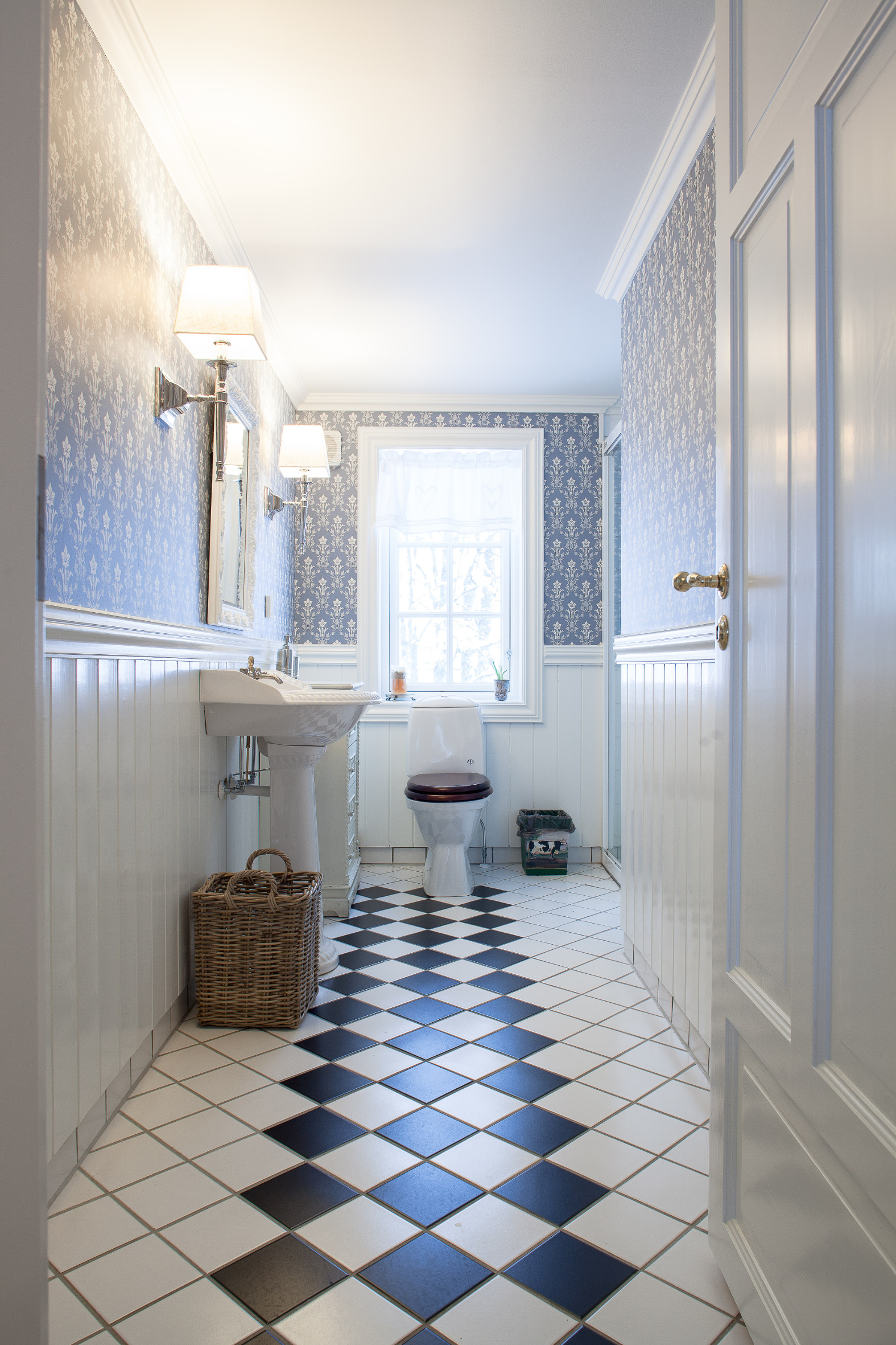 Badet ble nytt, med hvitmalt treverk og klassisk tapet. Sistnevnte ble  lakkert for sikkerhets skyld. 