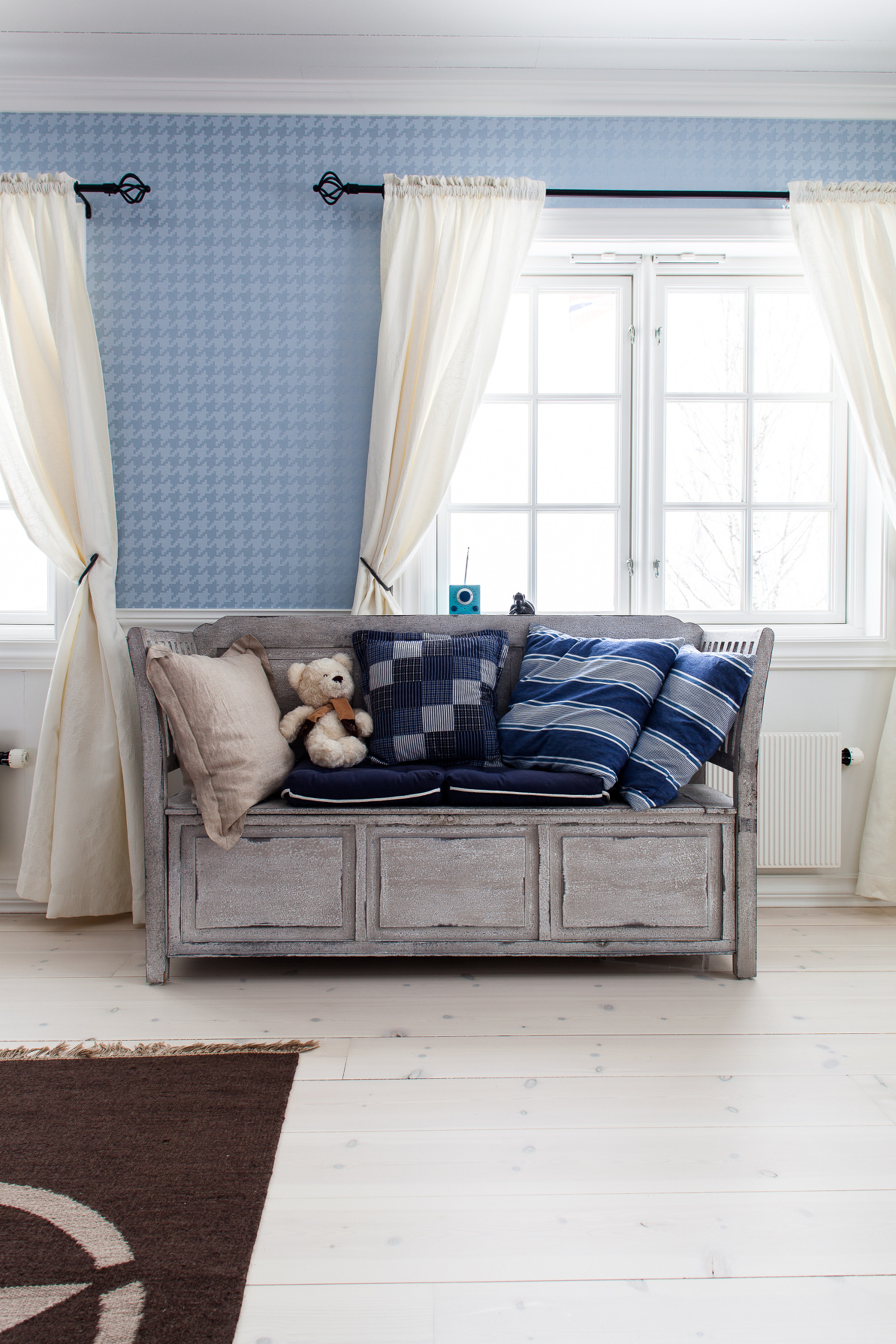 Tøft hundetannsmønster mot brystning og en benk i gammel stil. 