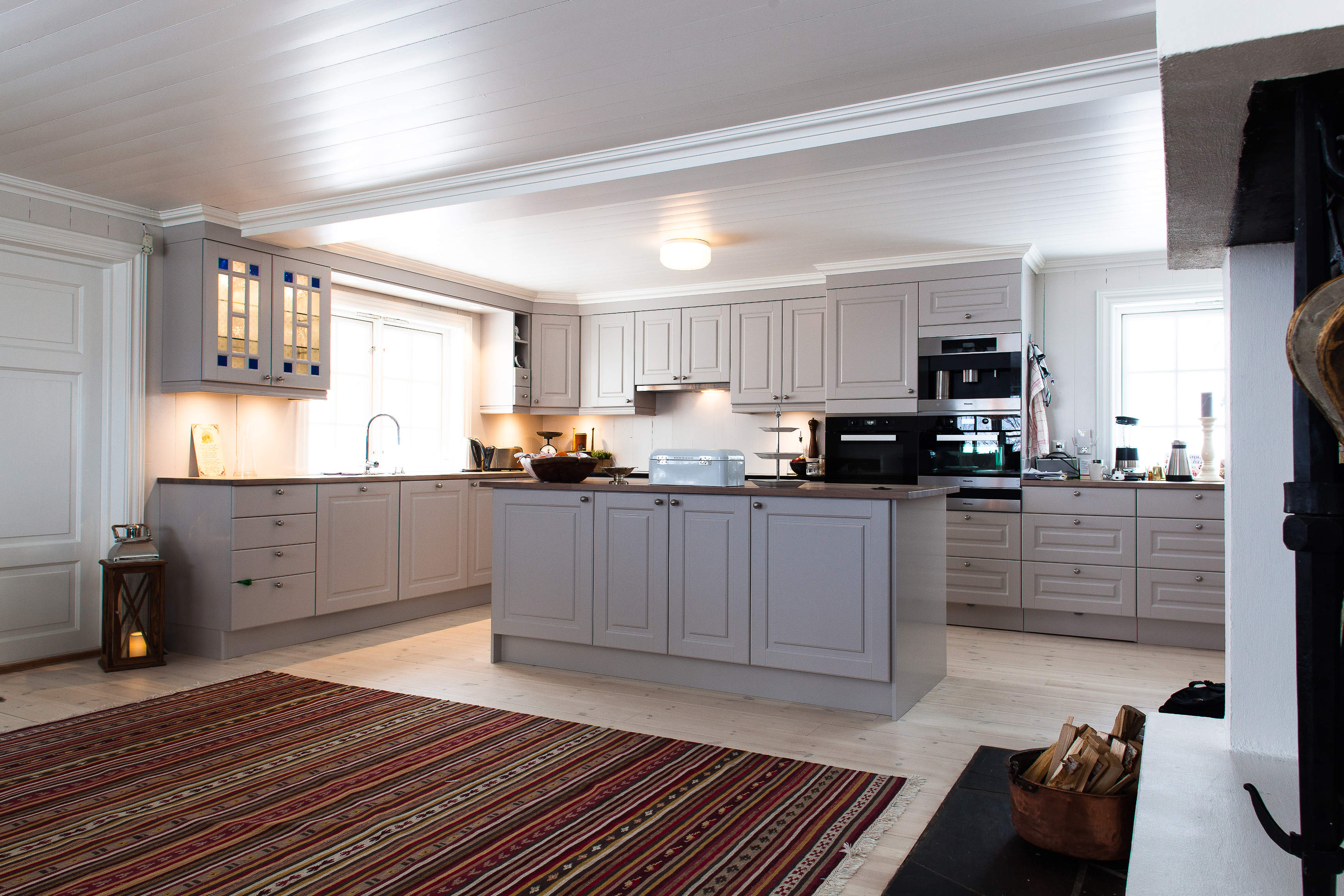 En drøm av et kjøkken; delikate farger, romslig, peis...