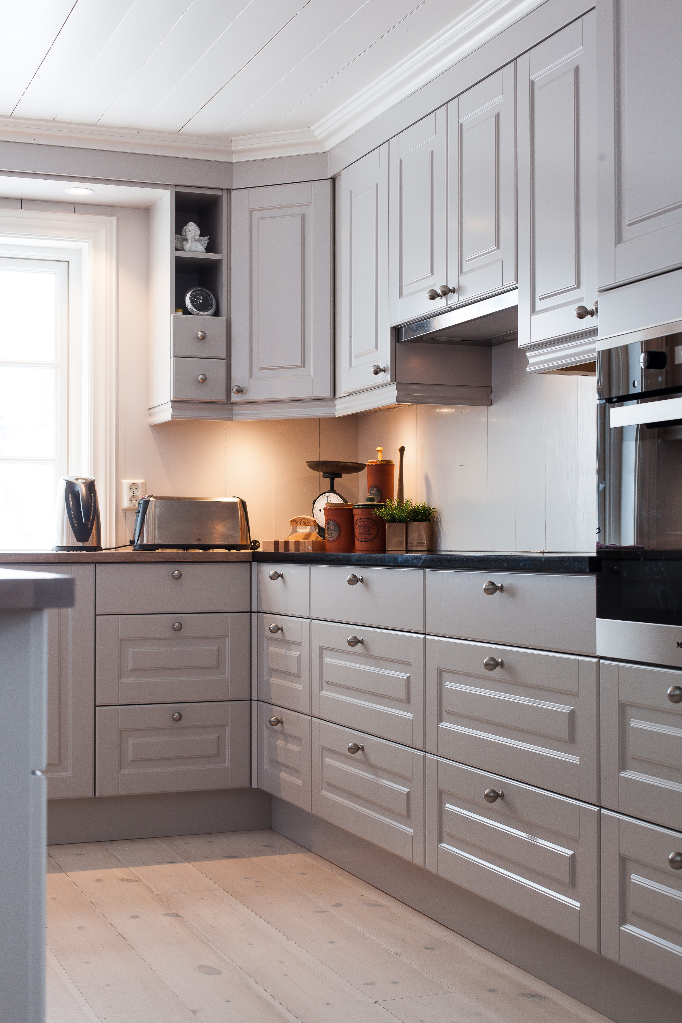 Kjøkkeninnredningen harmonerer med de øvrige fargene i huset, ikke minst løden i gulvene.