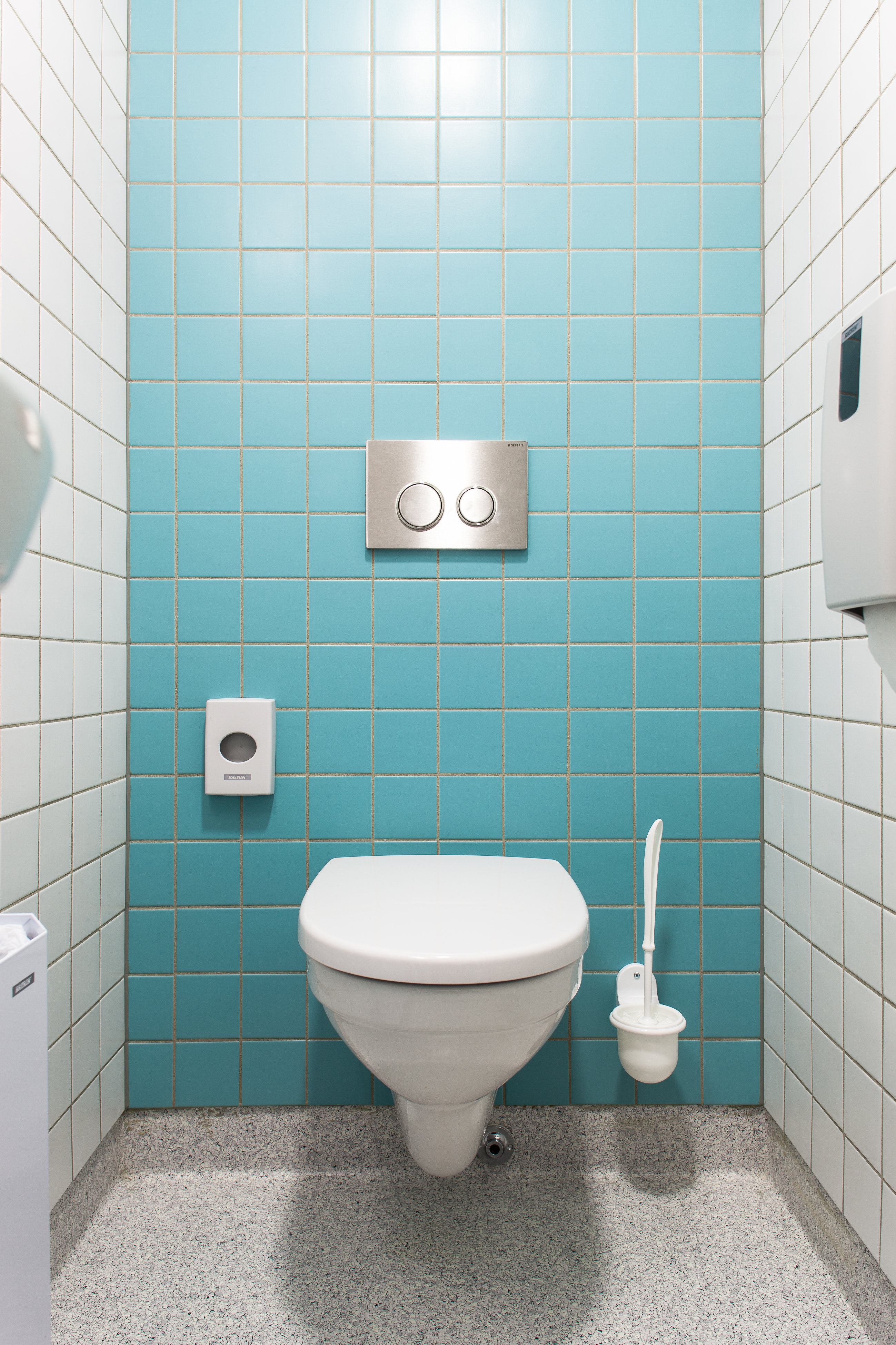 Vegghengt toalett med betjeningsplate i stål tål mye slitasje.