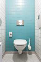 Toalettene er blitt riktig lekre og lette å vedlikeholde, med vegghengte klosettskåler som forenkler gulvvasken.