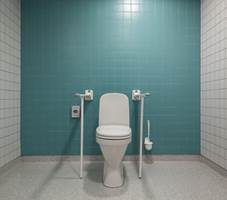 På handicap-toalettene er det installert tilpasset utstyr, og disse rommene er også vesentlig større, slik at det gjør det enkelt å manøvrere for eksempel rullestol.