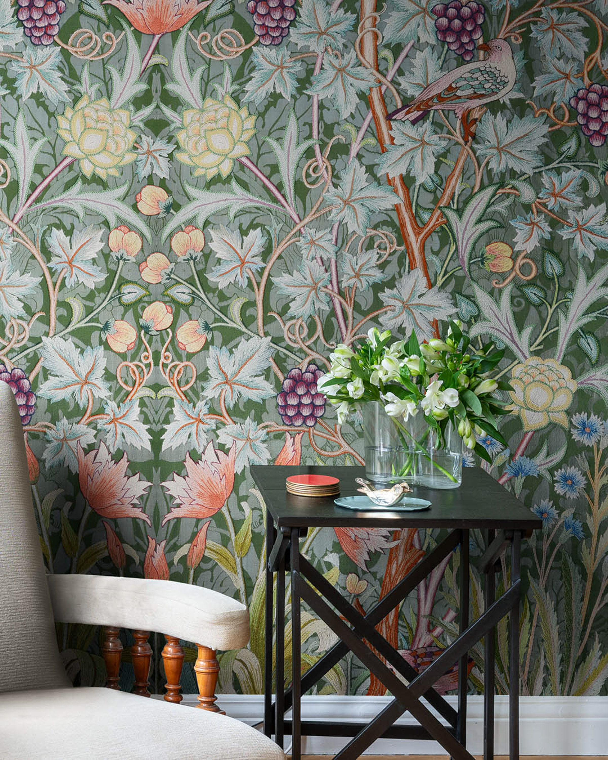 Morris-tapet med blader og gjemte fugler