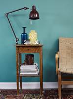 <b> EDELSTEINSFARGE: </b> Gamle møbler mot en smaragdgrønn bakgrunn gir et klassisk og samtidig dristig interiør. 