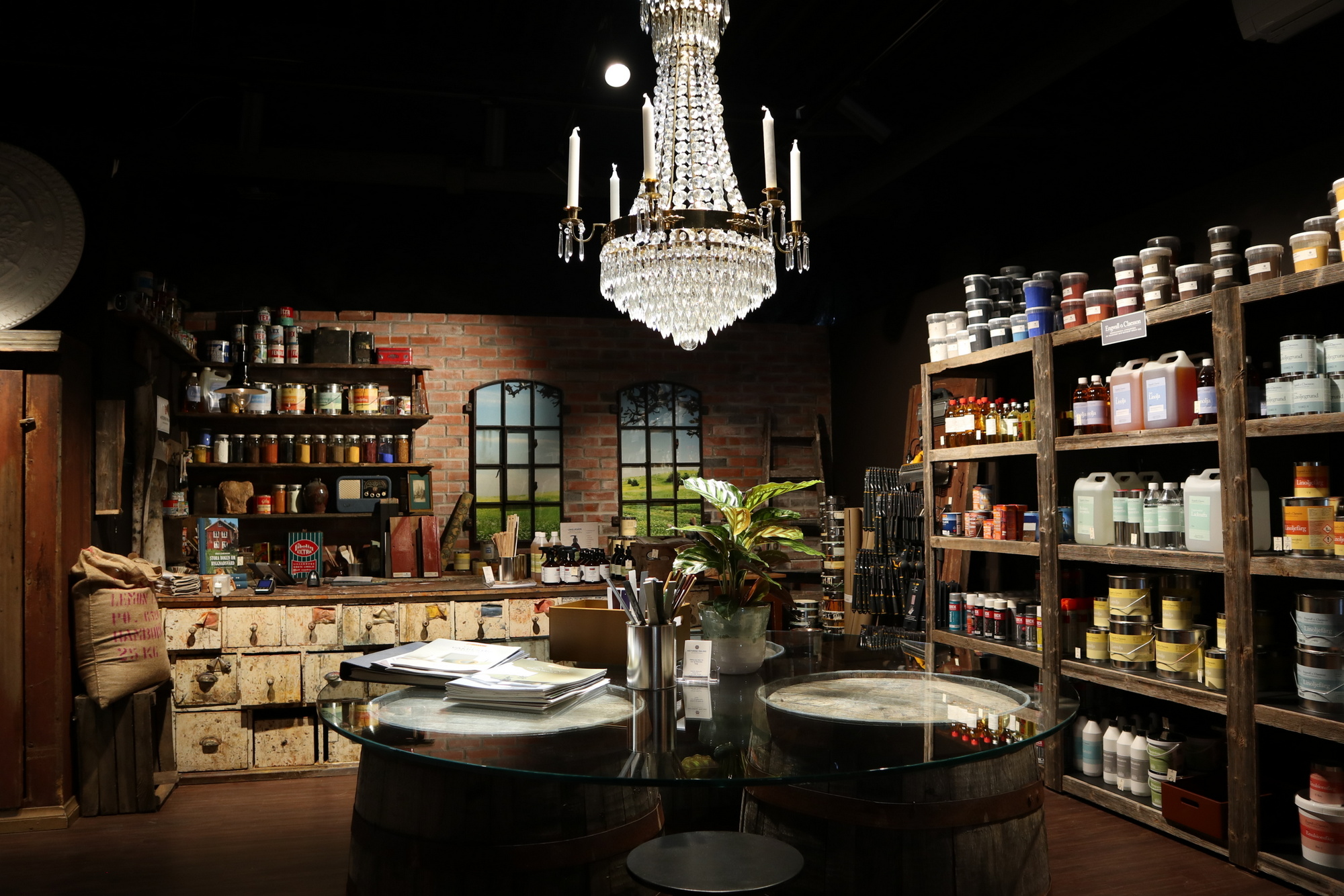 Butikkinteriør hos Historisk maling