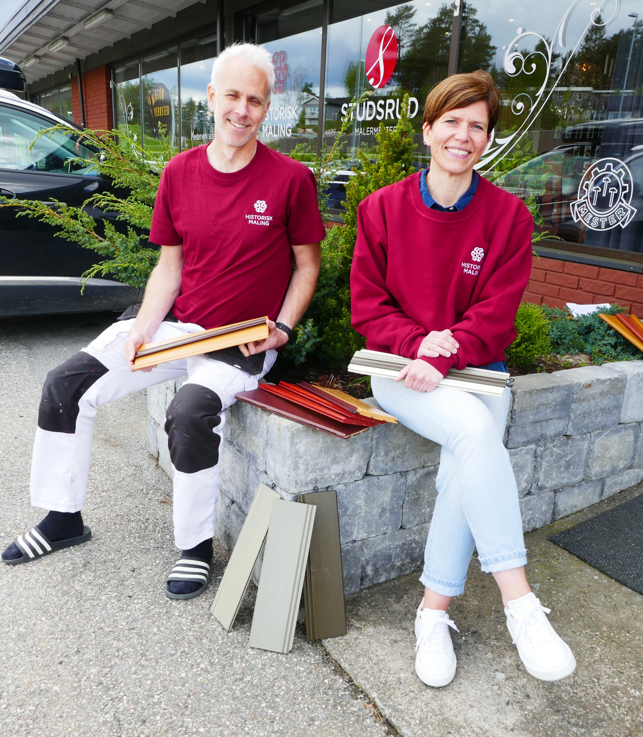 Bjørn Studsrud og Anette Jaavall med fargeprøver utenfor butikken til Historisk Maling