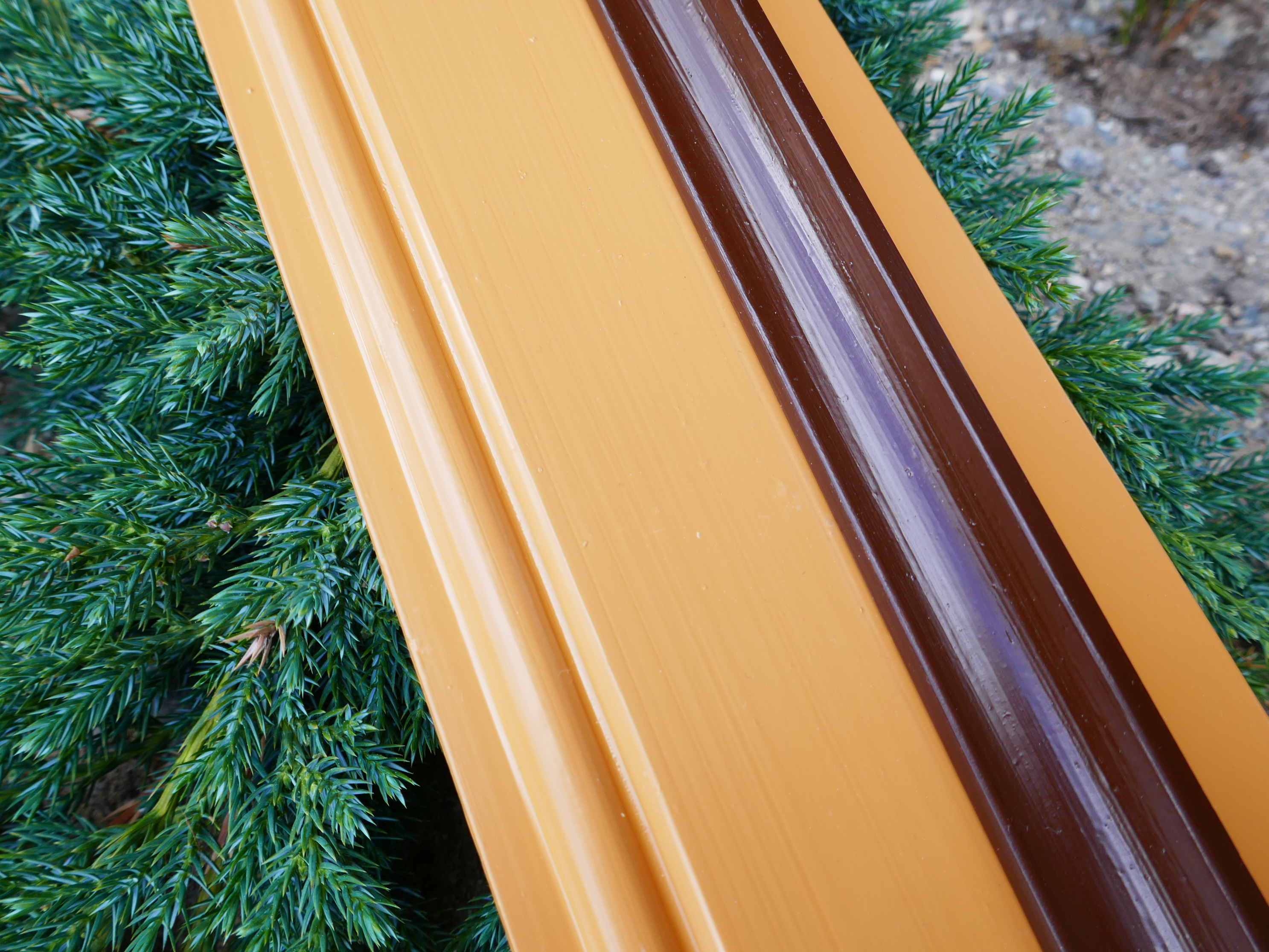 Oppstrøksprøve med linoljemaling i okergult, vist ute i dagslys. Historisk Maling