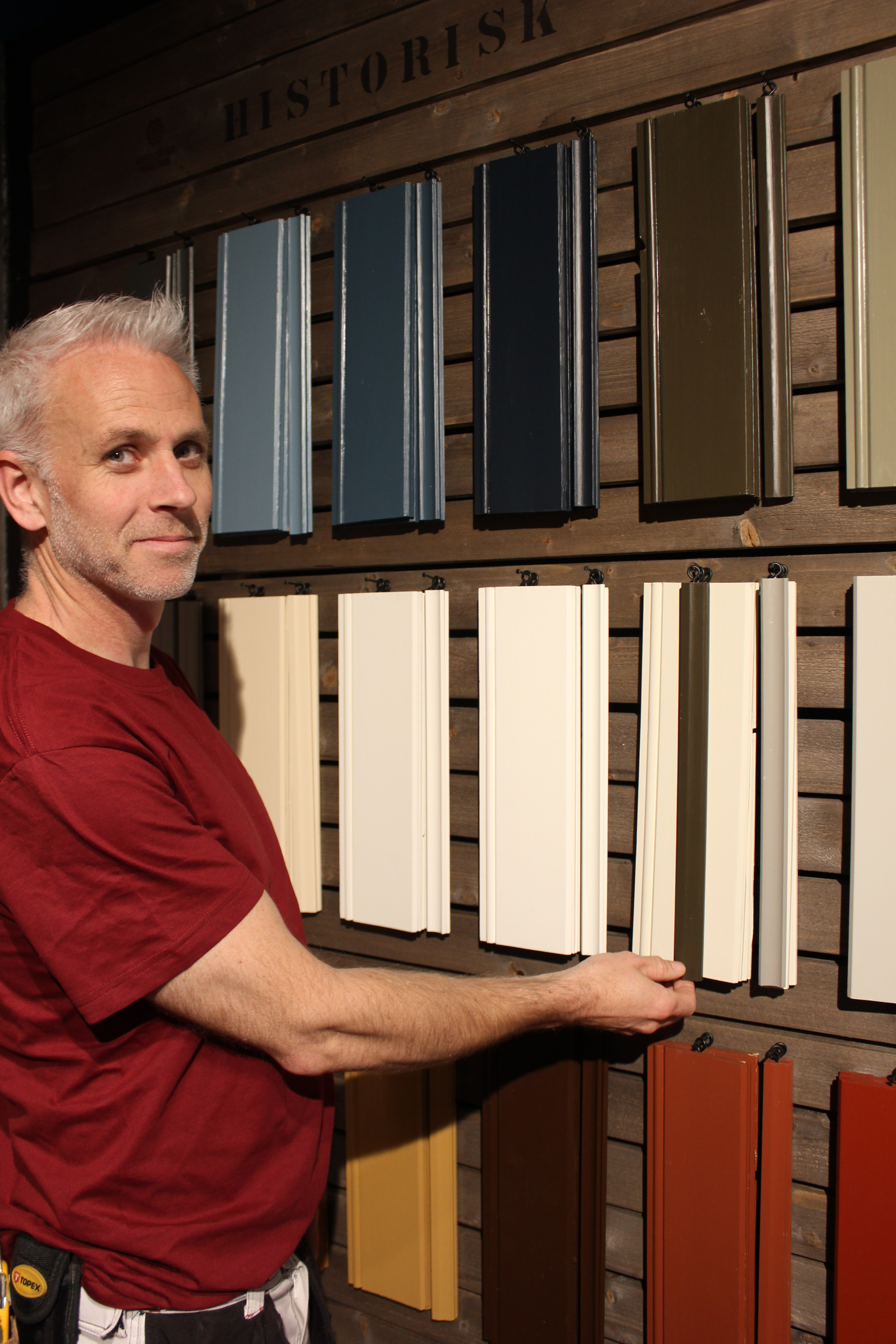 Bjørn Studsrud med fargeveggen hos Historisk Maling å Ørje