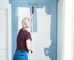 TÅLER EN TRØKK: Subber du borti veggen, skal det ikke bli merker i malingen. Velg derfor maling som tåler en trøkk.