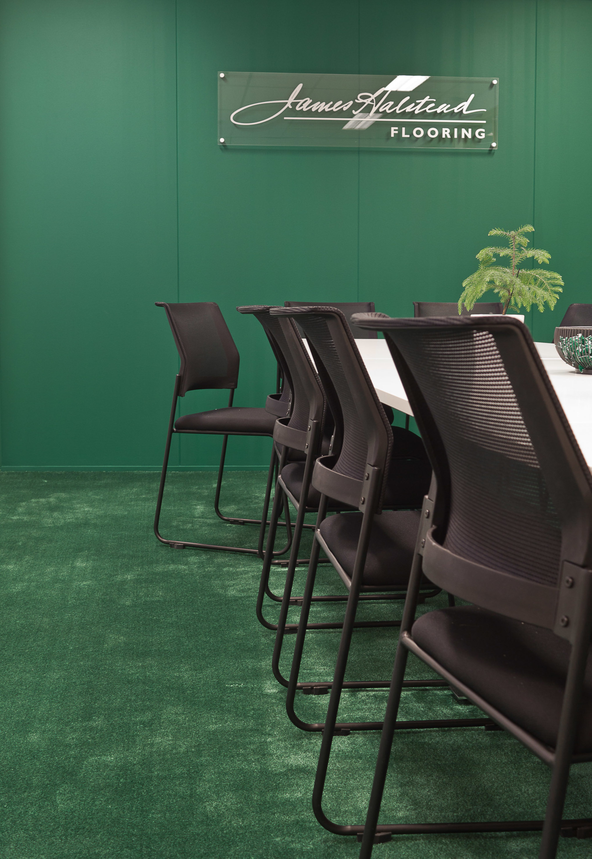 Grønt teppe på kontor