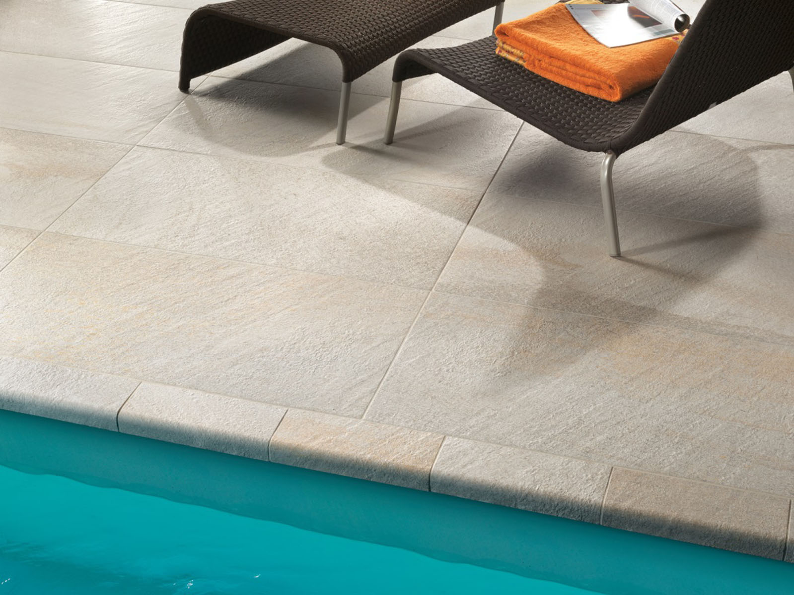 En lys flis er godt egnet ute