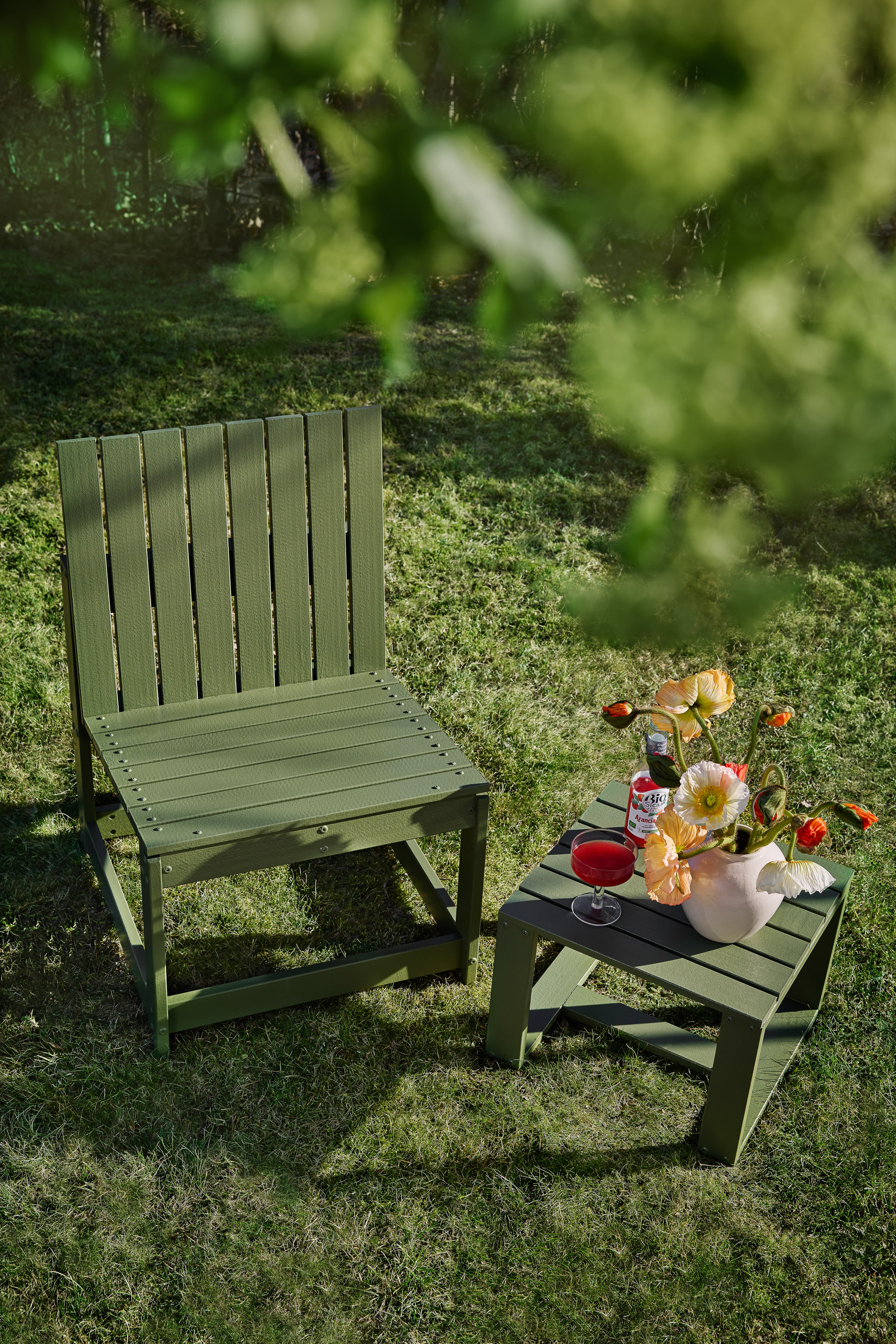 Grønn hagestol på gresset