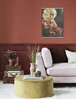 VARMT OG KALDT Malt, tofarget vegg i dempede, varme farger fra Beckers, med sofa i kjølig rosa som god motsats. (Foto: Beckers)